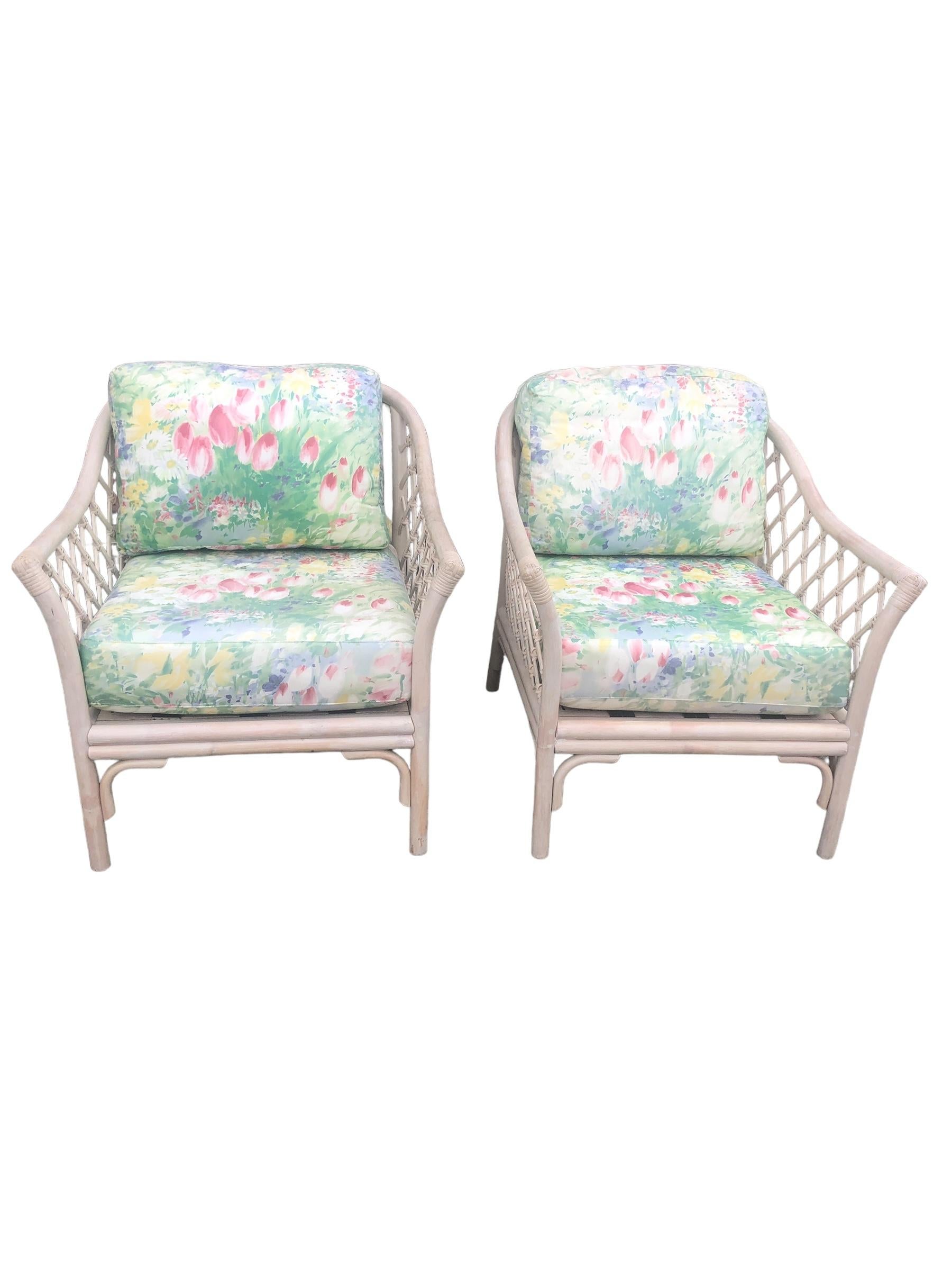 Paar Vintage-Stühle aus gekälktem Rattan im Angebot 1