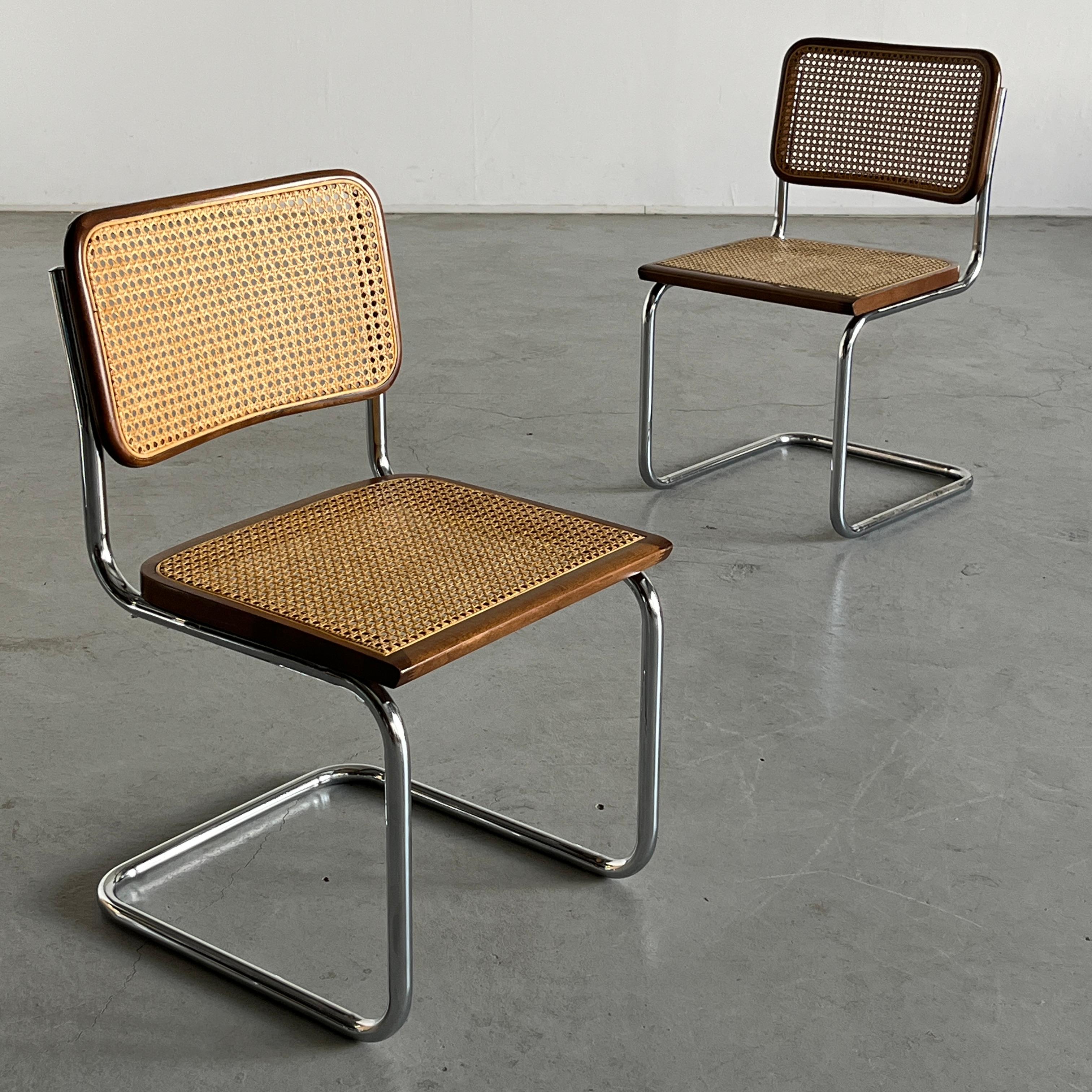 Una coppia di bellissime sedie a sbalzo B32 vintage di Marcel Breuer.
Non è presente il marchio del produttore, ma le sedie fanno parte di una produzione italiana degli anni Settanta.

Il prezzo si riferisce alla coppia.

Nel complesso, le sedie