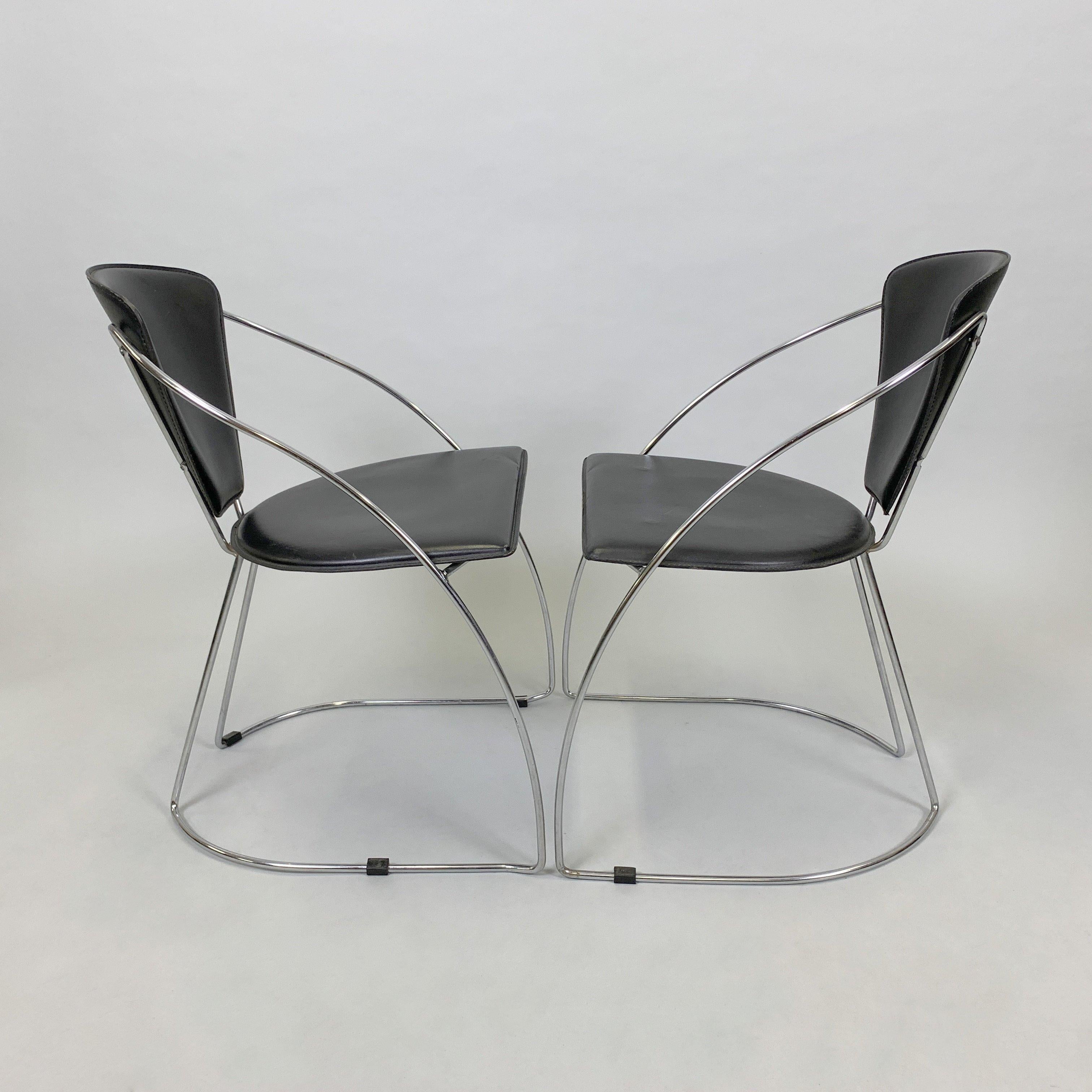 Satz von 2 Vintage-Stühlen aus Chrom und Kunstleder aus den 1980er Jahren. Guter Zustand mit Gebrauchsspuren (siehe Foto).