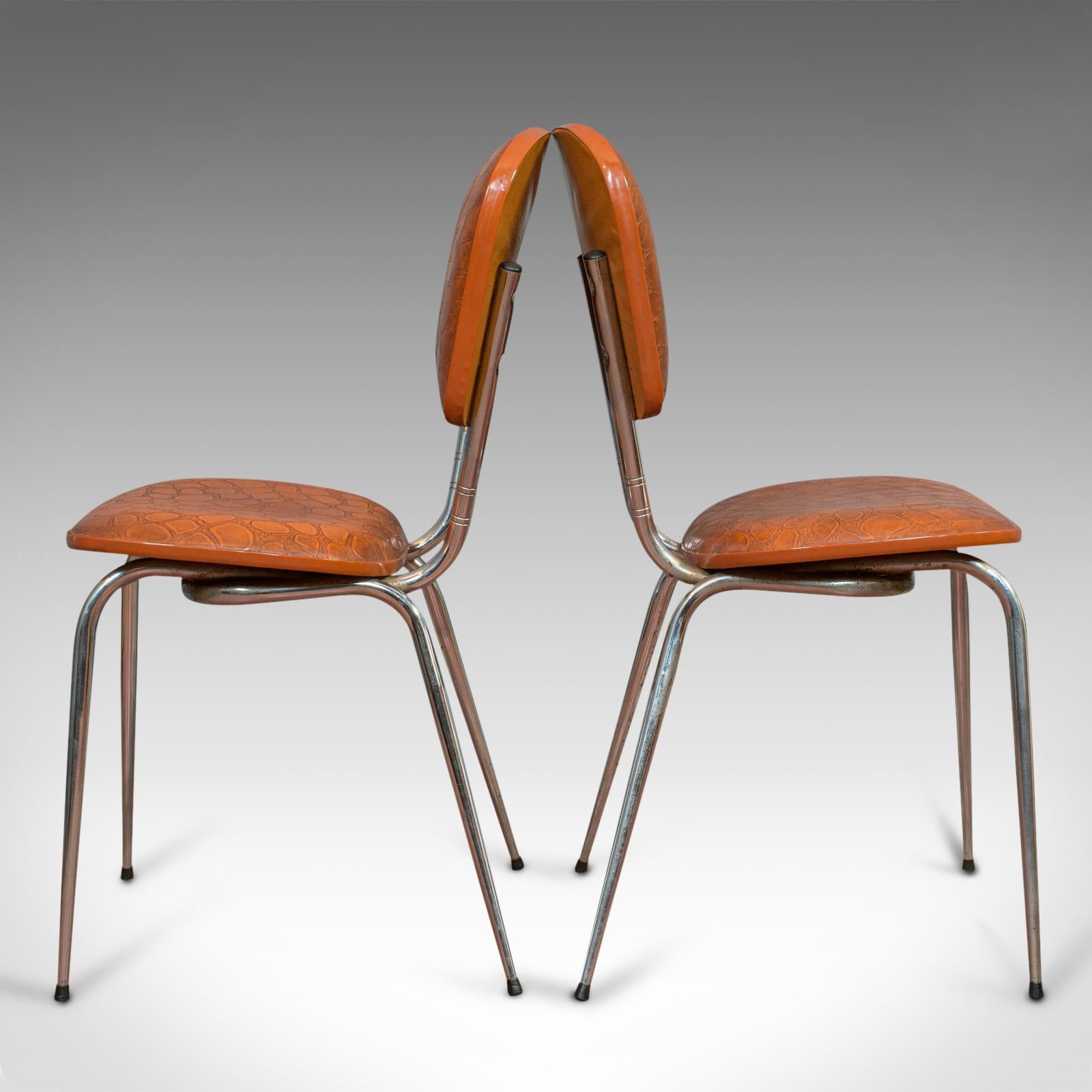 Mid-Century Modern Paire de chaises vintage:: Français:: tapisserie en faux crocodile:: bureau:: chaise de petit déjeuner en vente