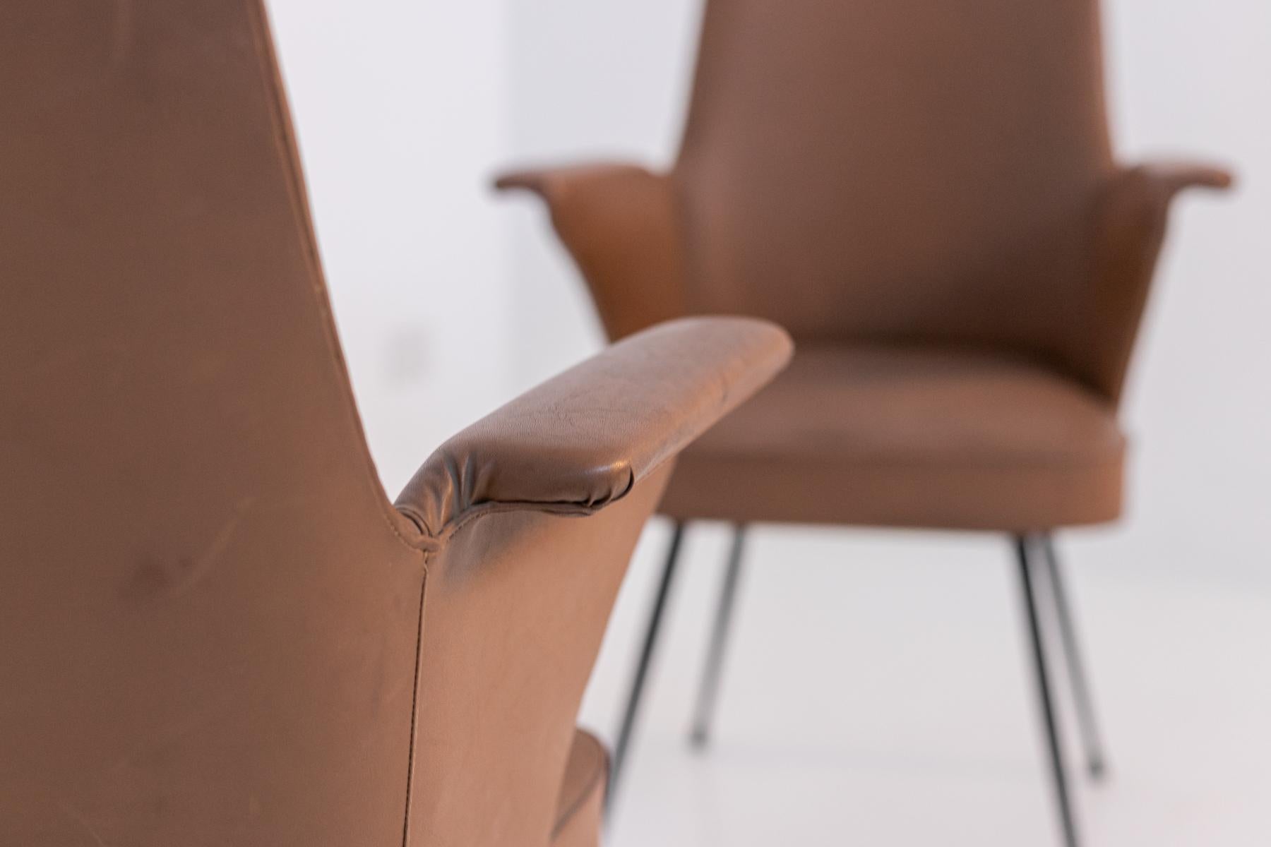 Belle paire de chaises vintage de Nino Zoncada de 1950.
Les chaises sont entièrement rembourrées en cuir brun et leurs 4 pieds robustes sont en fer et créent le cadre, où se trouve l'étiquette.
Les chaises sont en bon état d'origine, avec de