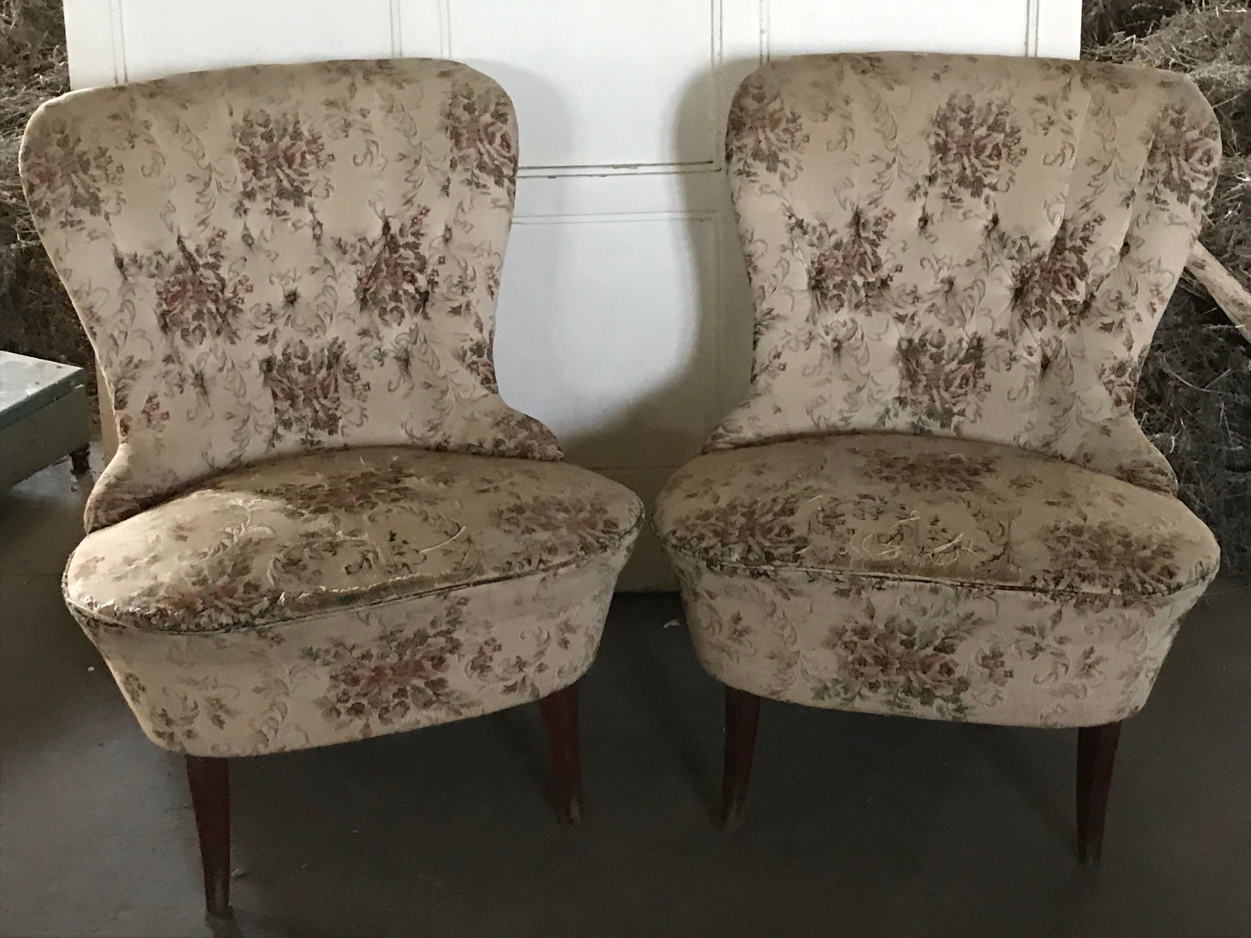 Pair of vintage chairs in original floral fabric
Overall the chairs are in very good condition, with solid frames.
Little mistake, look at the photos
2 more in stock.
