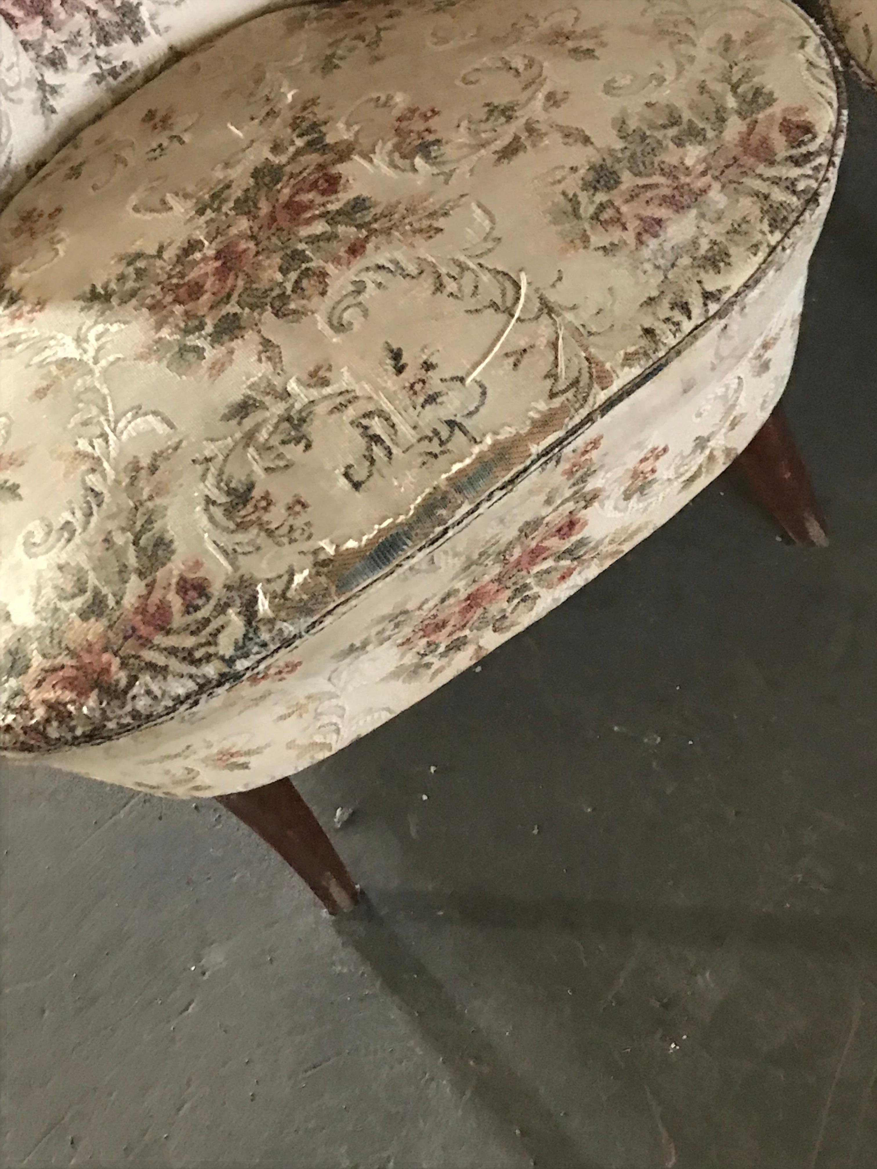 Pair of Vintage Chairs in Original Floral Fabric In Good Condition For Sale In Lábatlan, HU