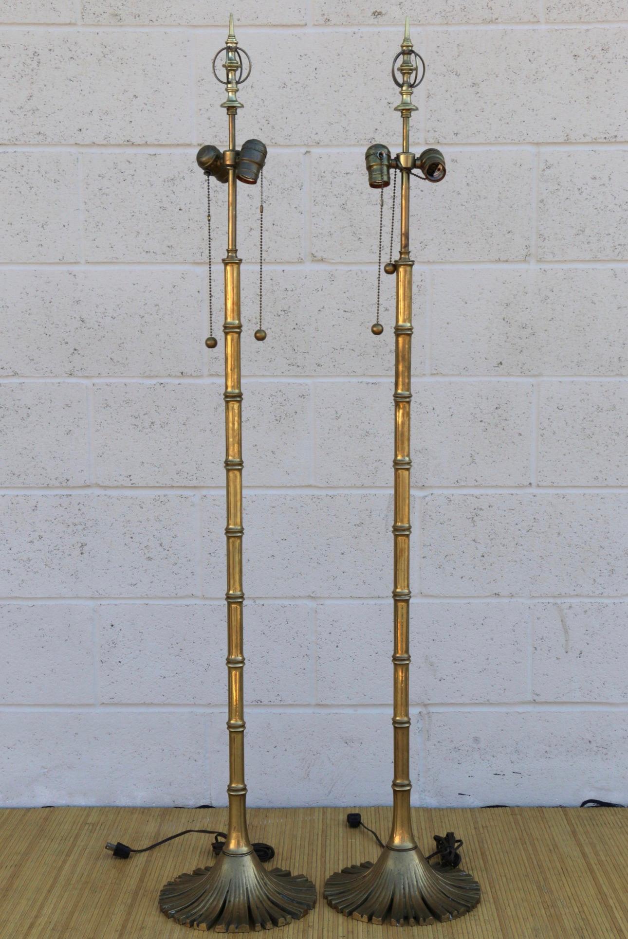 Mid-Century Modern Paire de lampadaires Vintage Chapman en laiton et bambou en vente