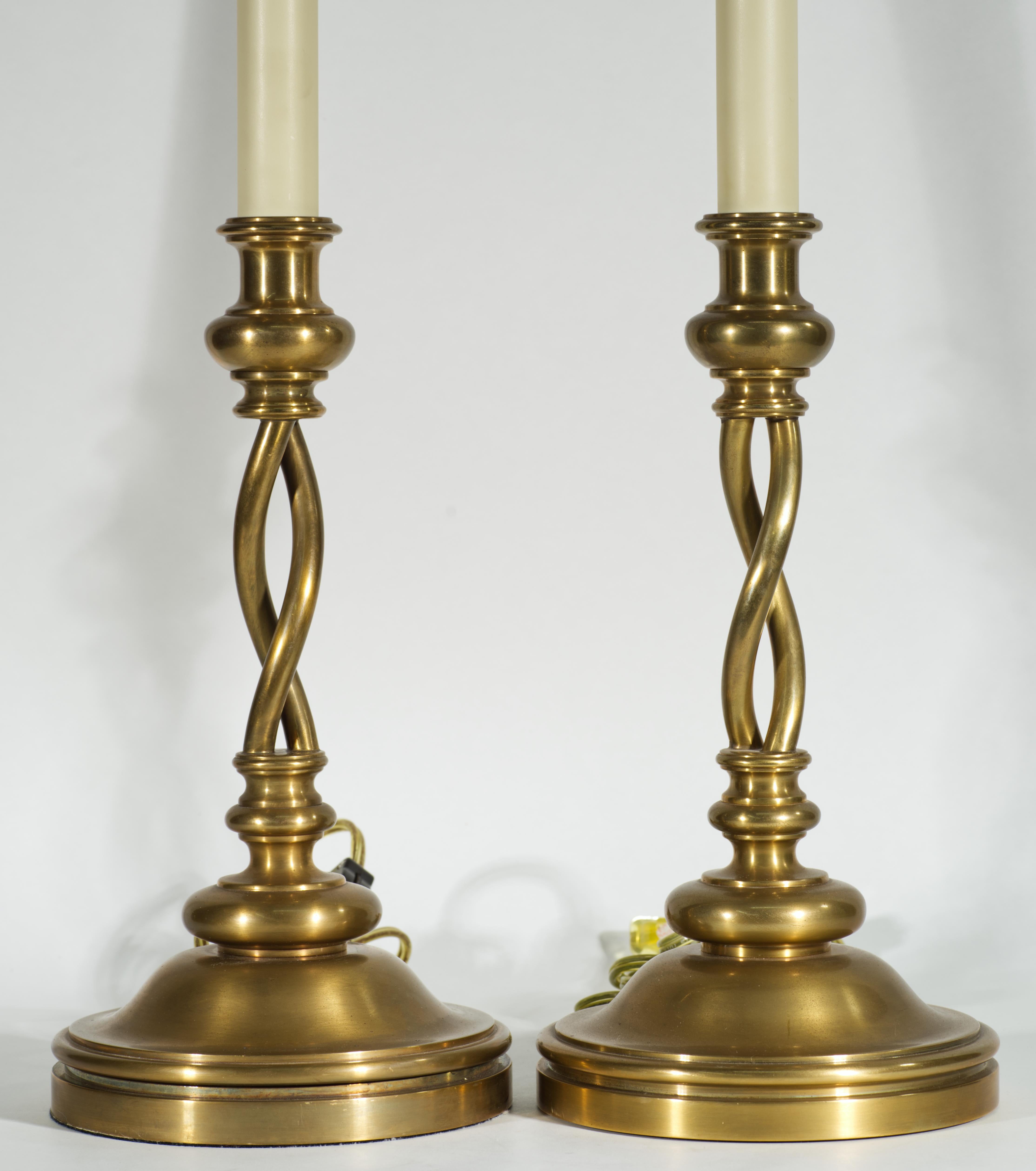 Coppia di lampade da tavolo alte e pesanti in ottone, caratterizzate da un'elegante forma a candelabro o a balaustro con finitura in 