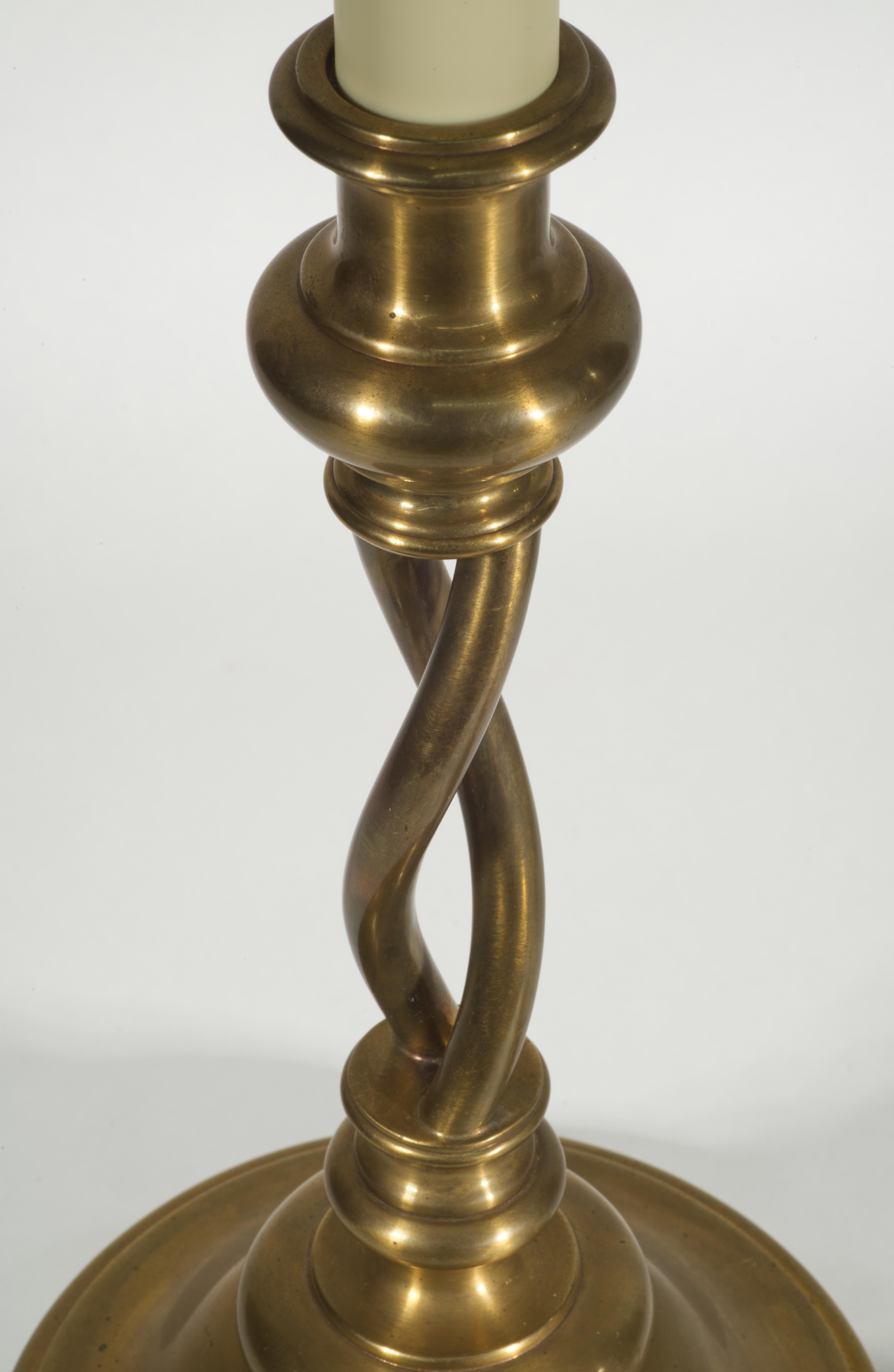 Americano Coppia di lampade da tavolo Chapman d'epoca in ottone con portacandele Barley Twist in vendita