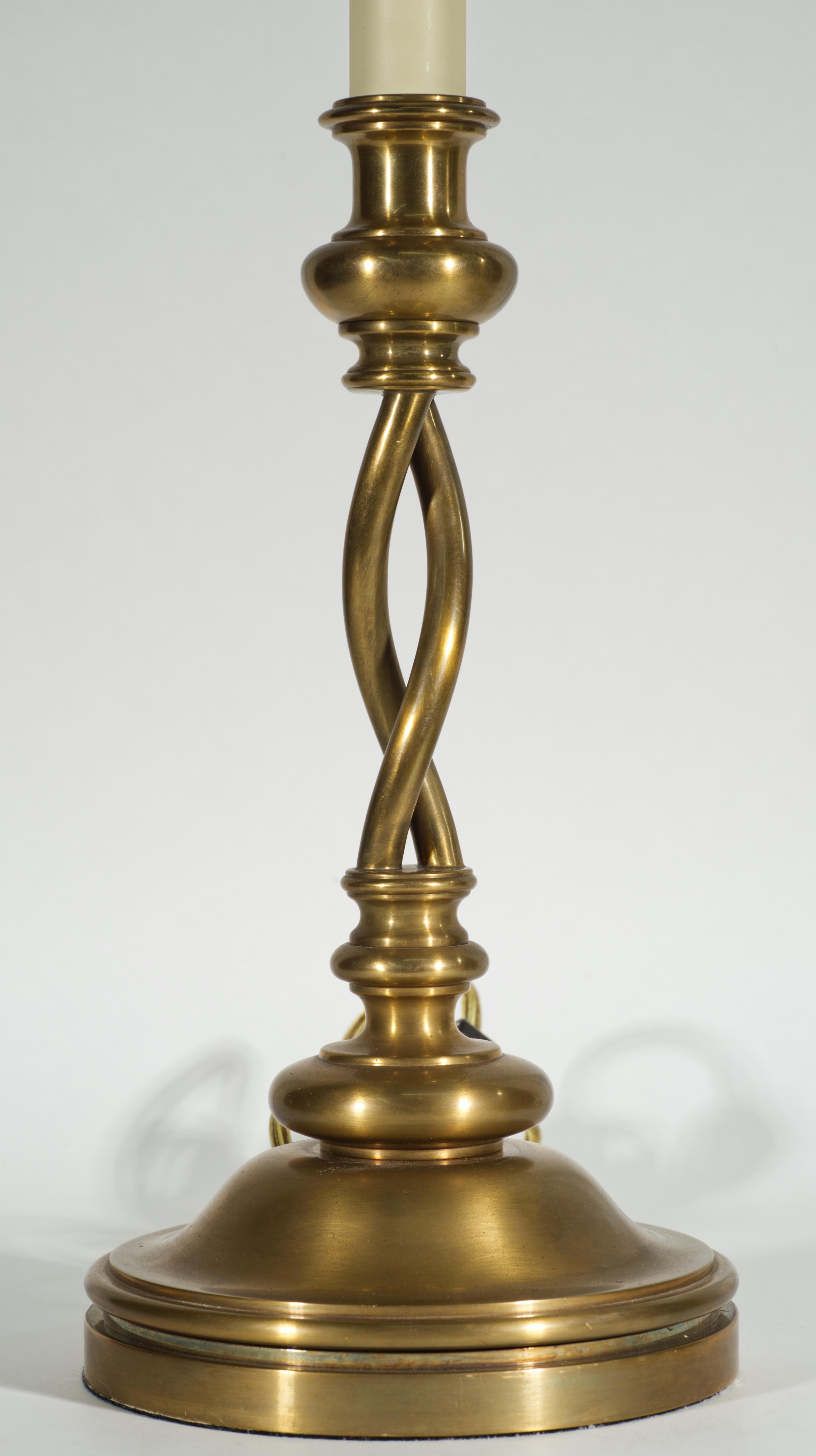 Lucidato Coppia di lampade da tavolo Chapman d'epoca in ottone con portacandele Barley Twist in vendita