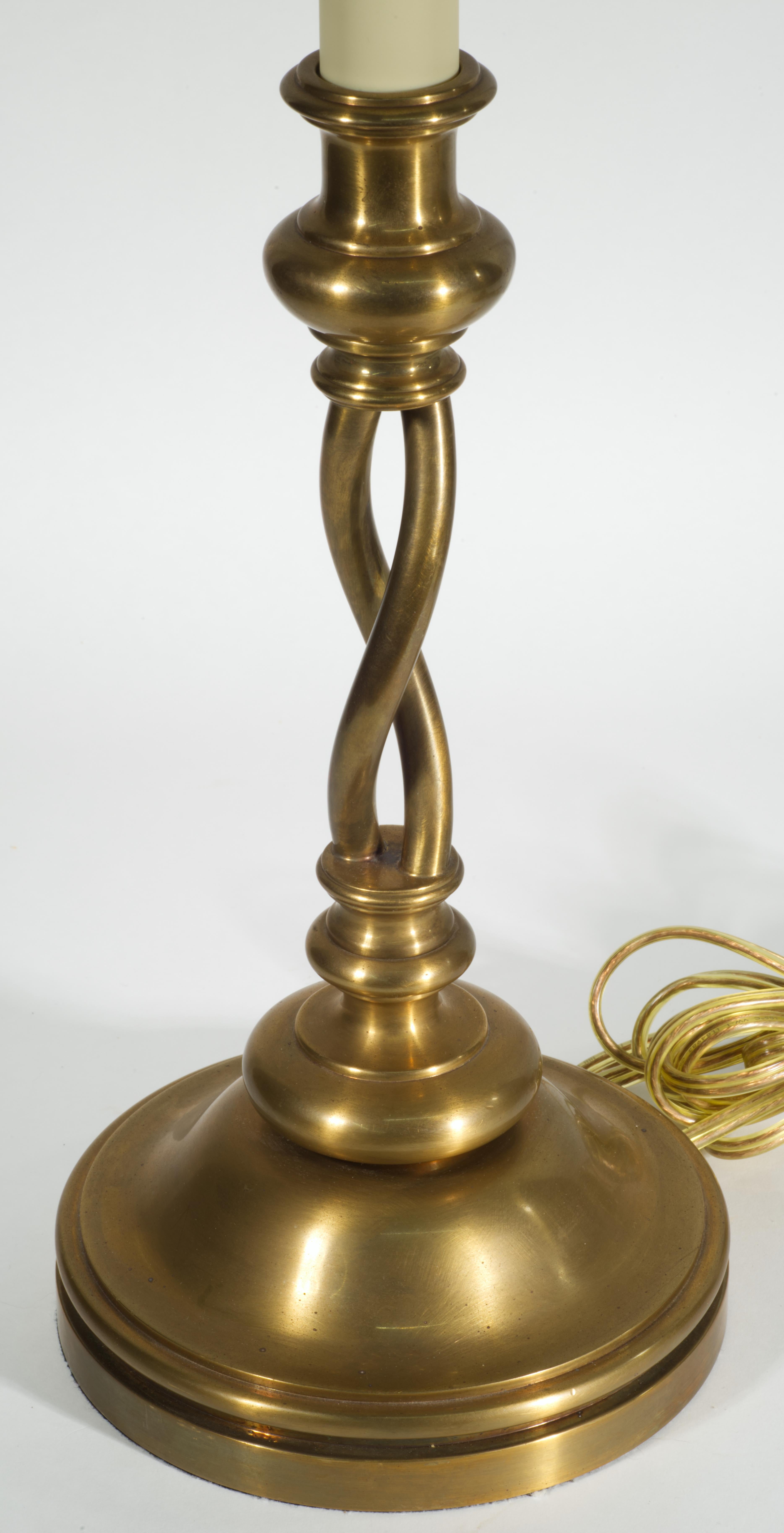 Coppia di lampade da tavolo Chapman d'epoca in ottone con portacandele Barley Twist In condizioni buone in vendita a Clifton Springs, NY