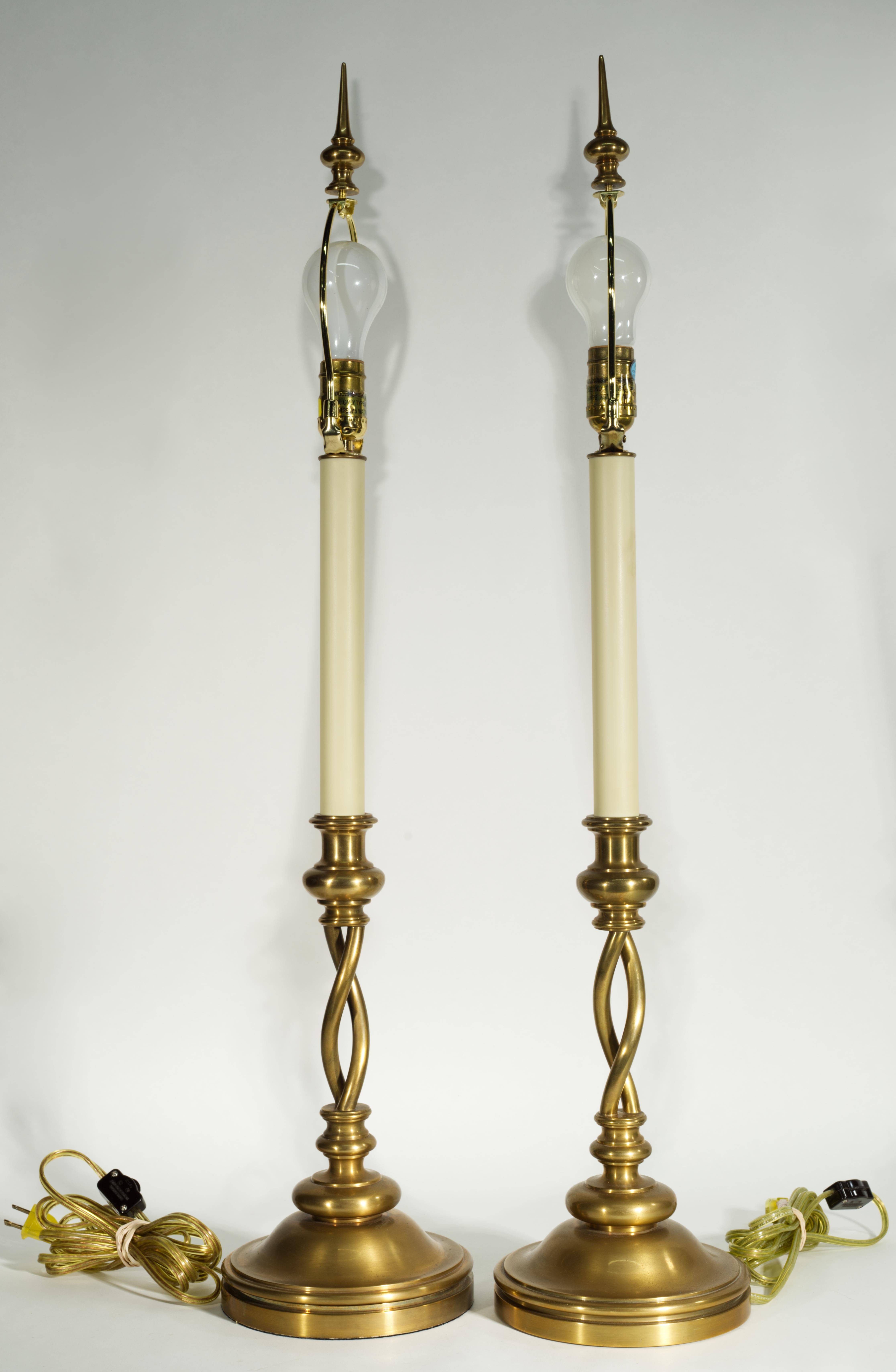 XXI secolo e contemporaneo Coppia di lampade da tavolo Chapman d'epoca in ottone con portacandele Barley Twist in vendita