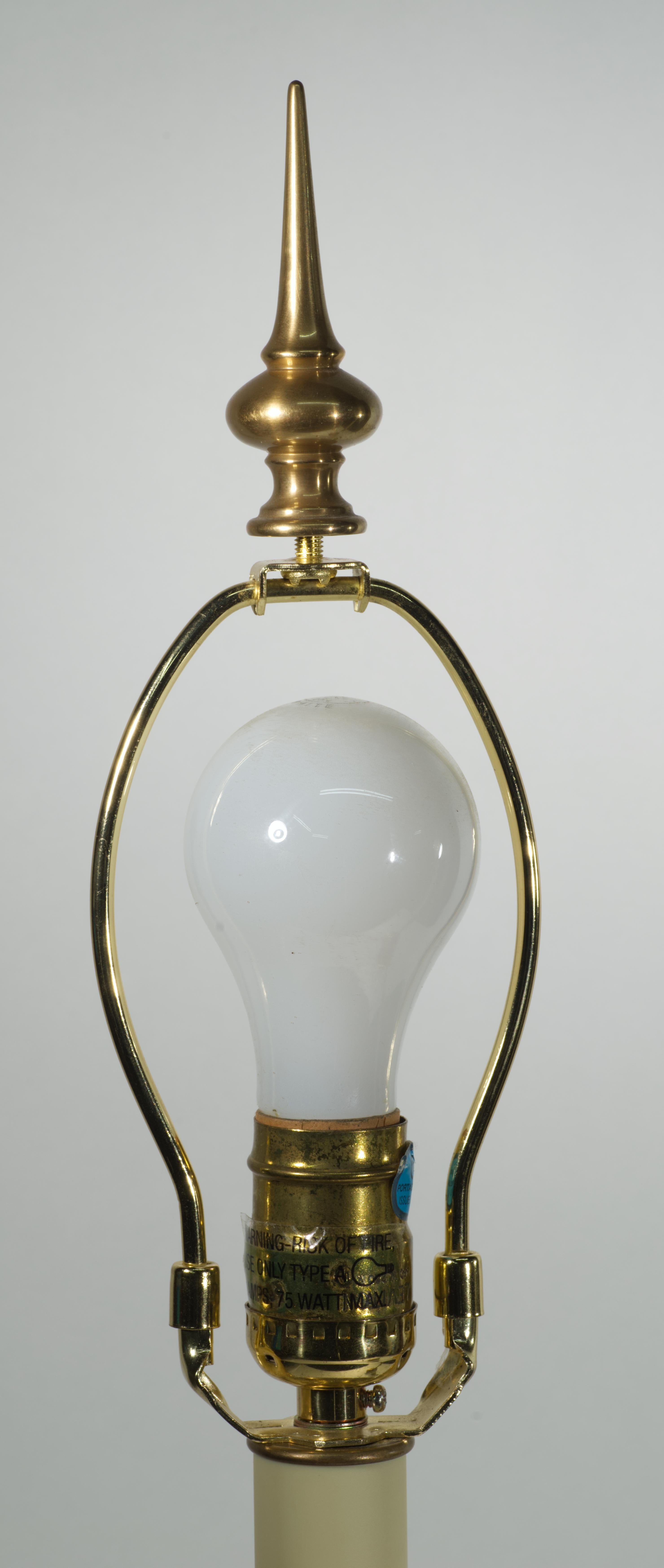 Ottone Coppia di lampade da tavolo Chapman d'epoca in ottone con portacandele Barley Twist in vendita