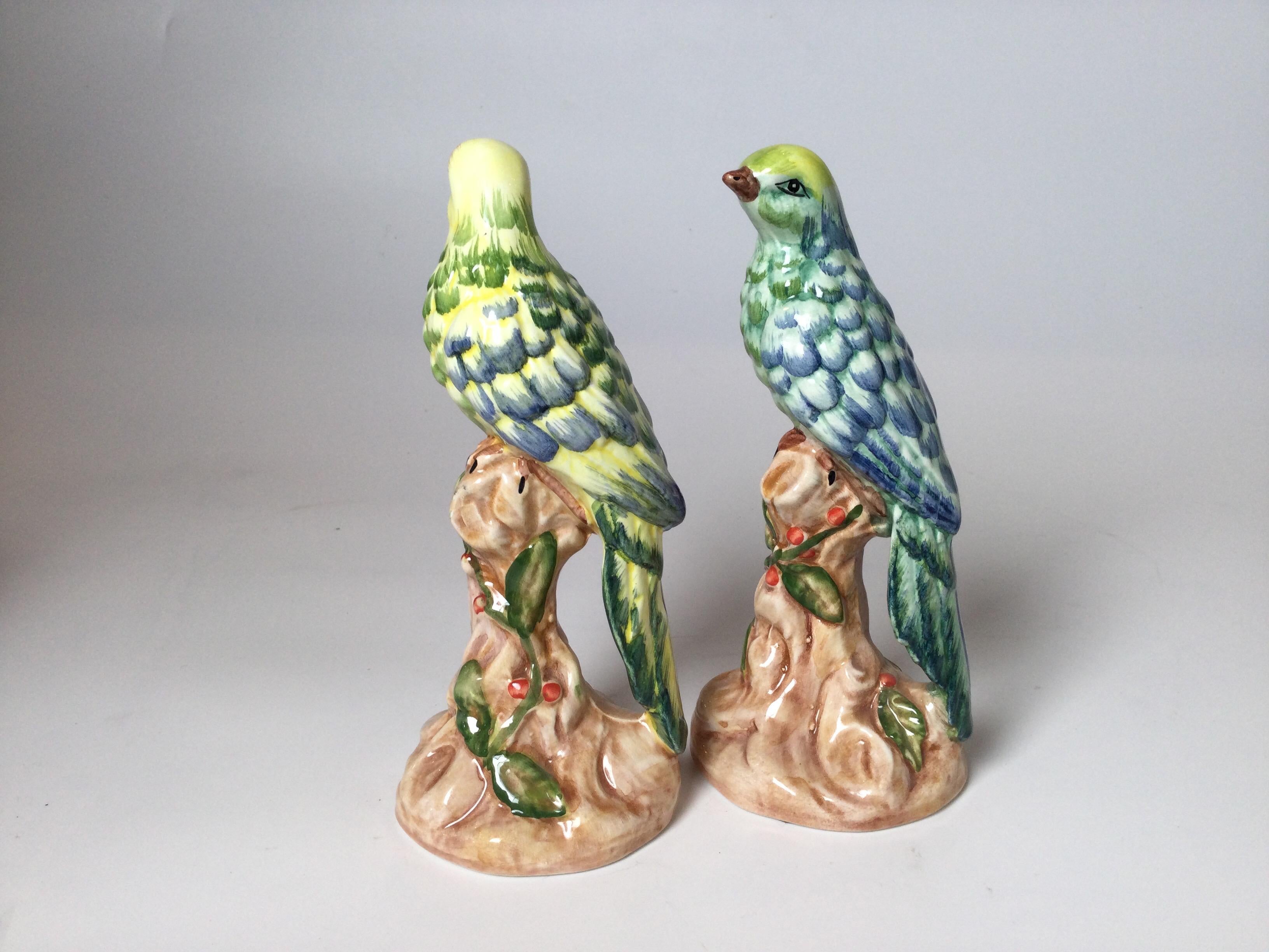 20ième siècle Paire d'oiseaux italiens vintage en porcelaine de Chelsea House en vente