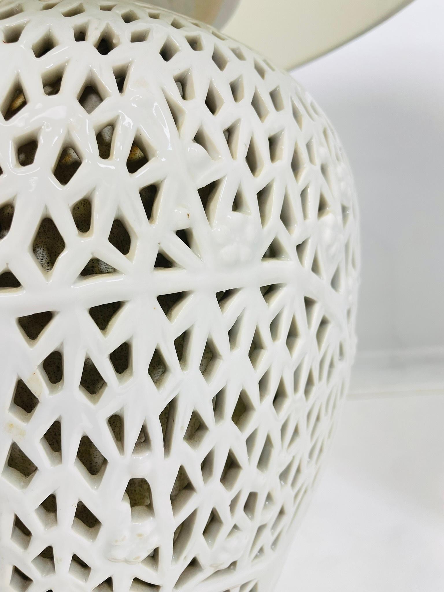 Coppia di lampade da tavolo in porcellana reticolata Blanc De Chine con fiori di ciliegio d'epoca in vendita 3