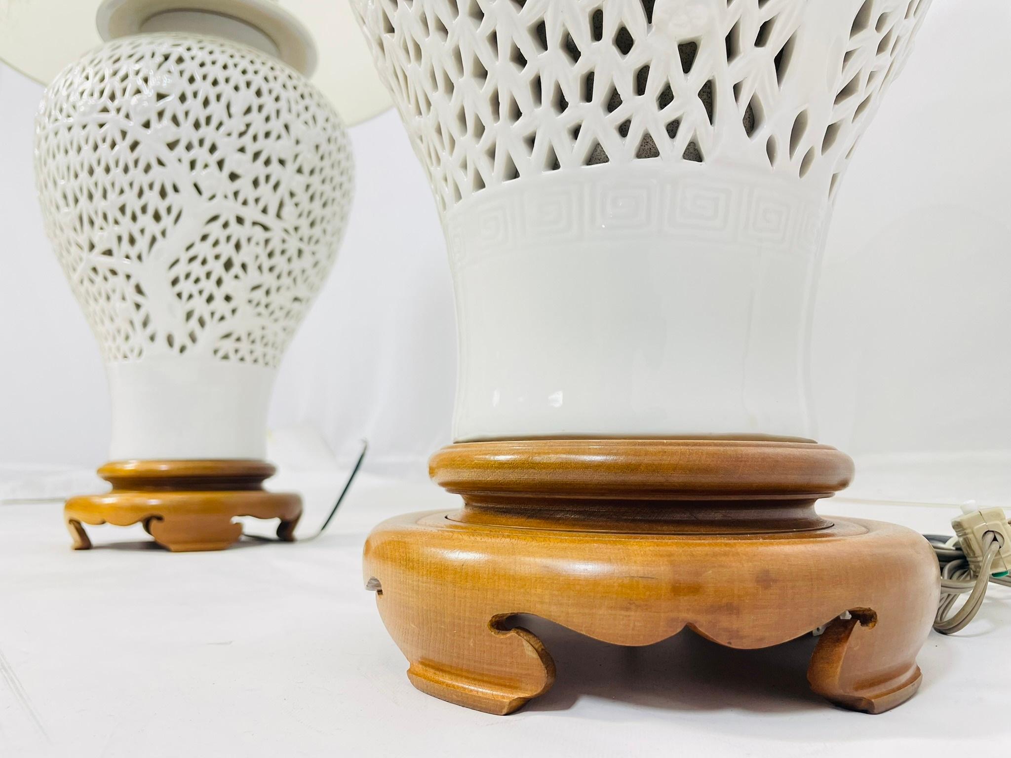 Coppia di lampade da tavolo in porcellana reticolata Blanc De Chine con fiori di ciliegio d'epoca in vendita 4