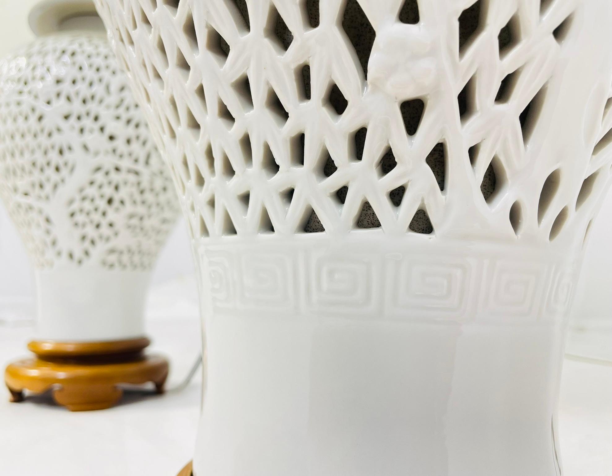 Coppia di lampade da tavolo in porcellana reticolata Blanc De Chine con fiori di ciliegio d'epoca in vendita 6