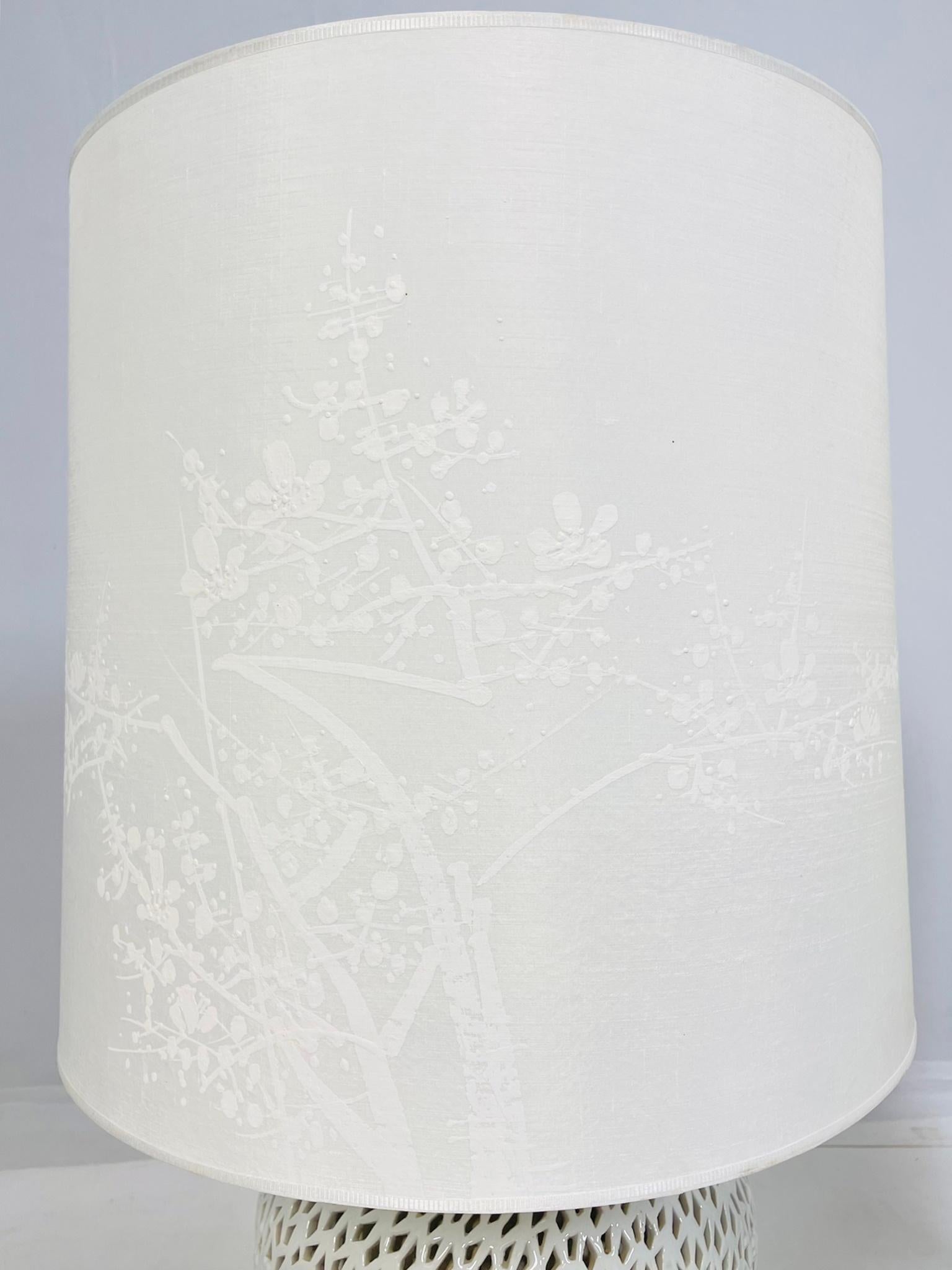 Coppia di lampade da tavolo in porcellana reticolata Blanc De Chine con fiori di ciliegio d'epoca in vendita 7