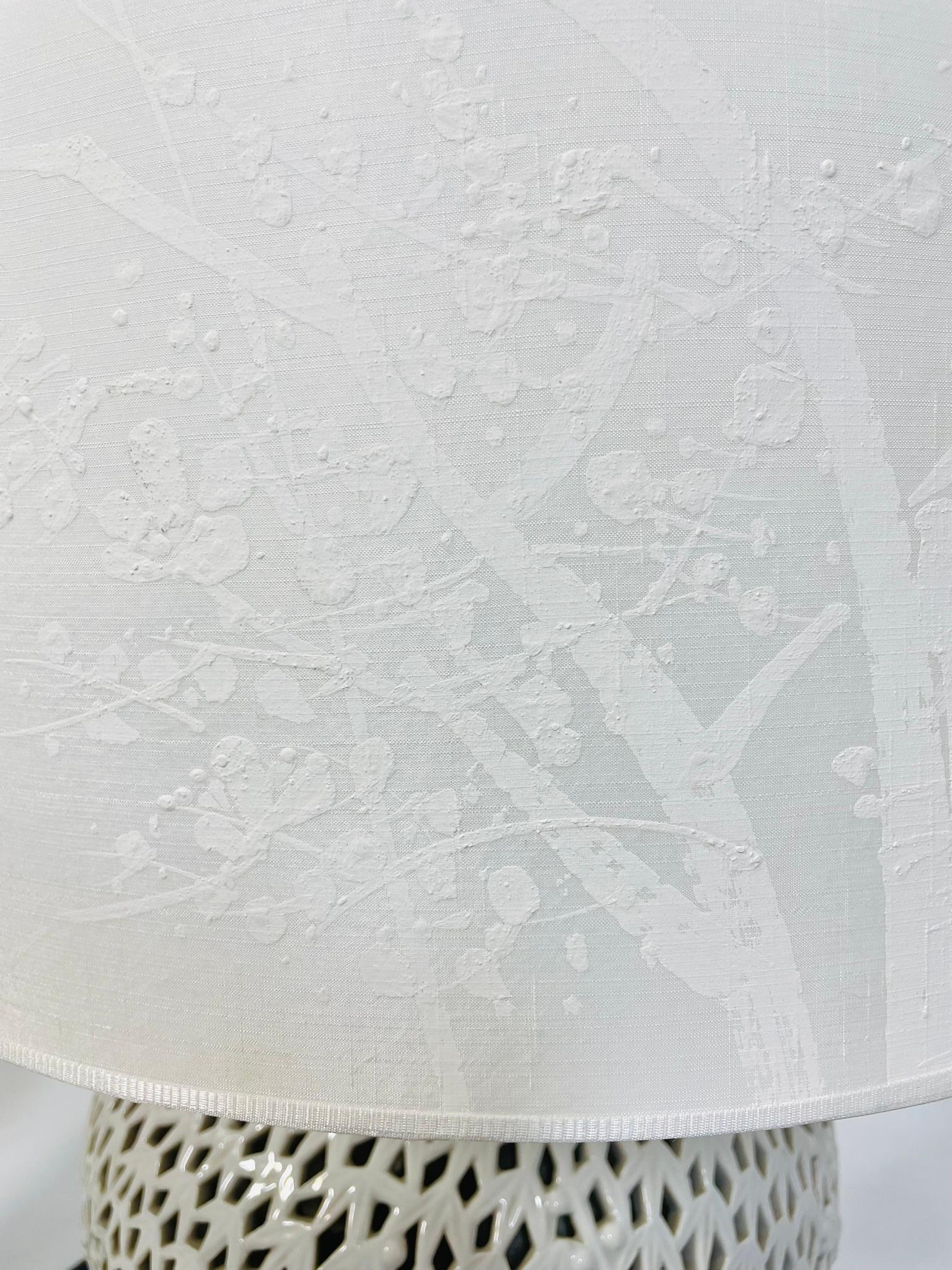Coppia di lampade da tavolo in porcellana reticolata Blanc De Chine con fiori di ciliegio d'epoca in vendita 9