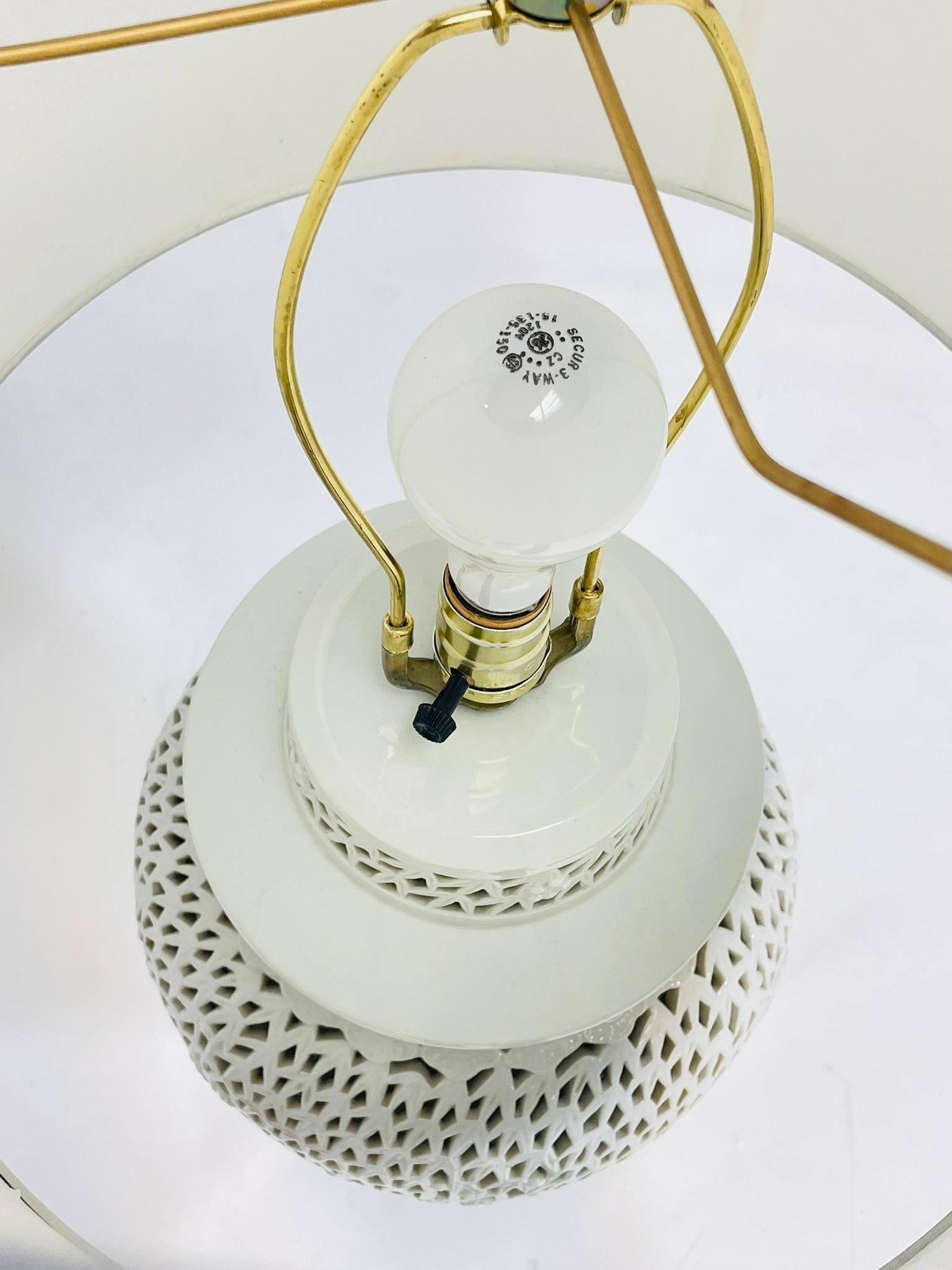 Coppia di lampade da tavolo in porcellana reticolata Blanc De Chine con fiori di ciliegio d'epoca in vendita 10