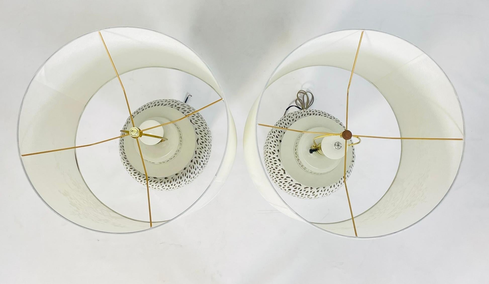 Mid-Century moderno Coppia di lampade da tavolo in porcellana reticolata Blanc De Chine con fiori di ciliegio d'epoca in vendita