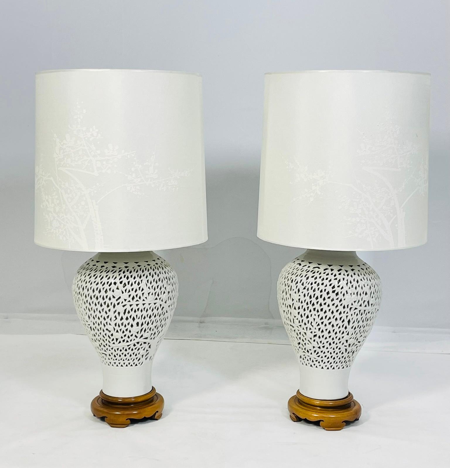 Americano Coppia di lampade da tavolo in porcellana reticolata Blanc De Chine con fiori di ciliegio d'epoca in vendita