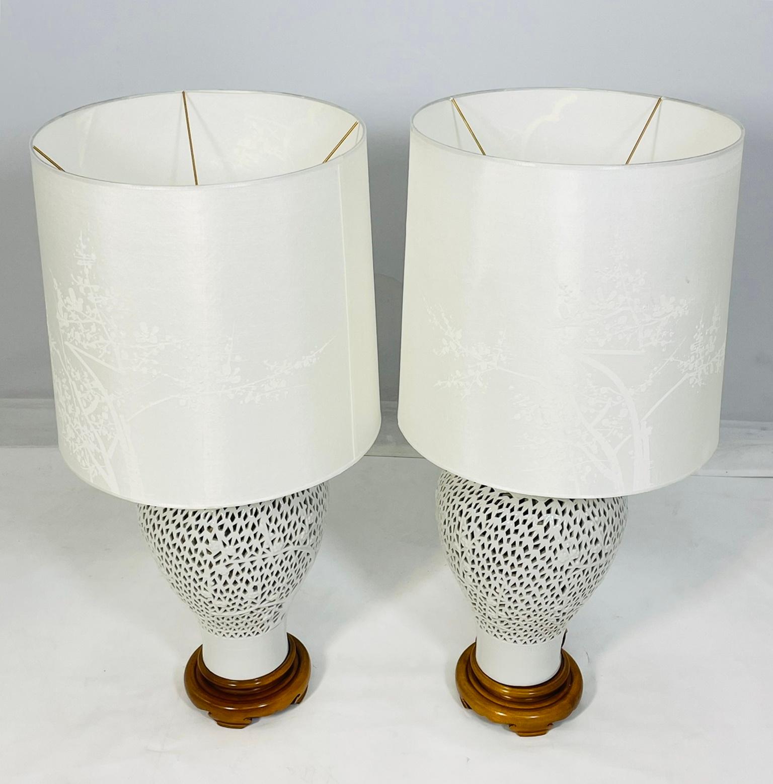 Fatto a mano Coppia di lampade da tavolo in porcellana reticolata Blanc De Chine con fiori di ciliegio d'epoca in vendita