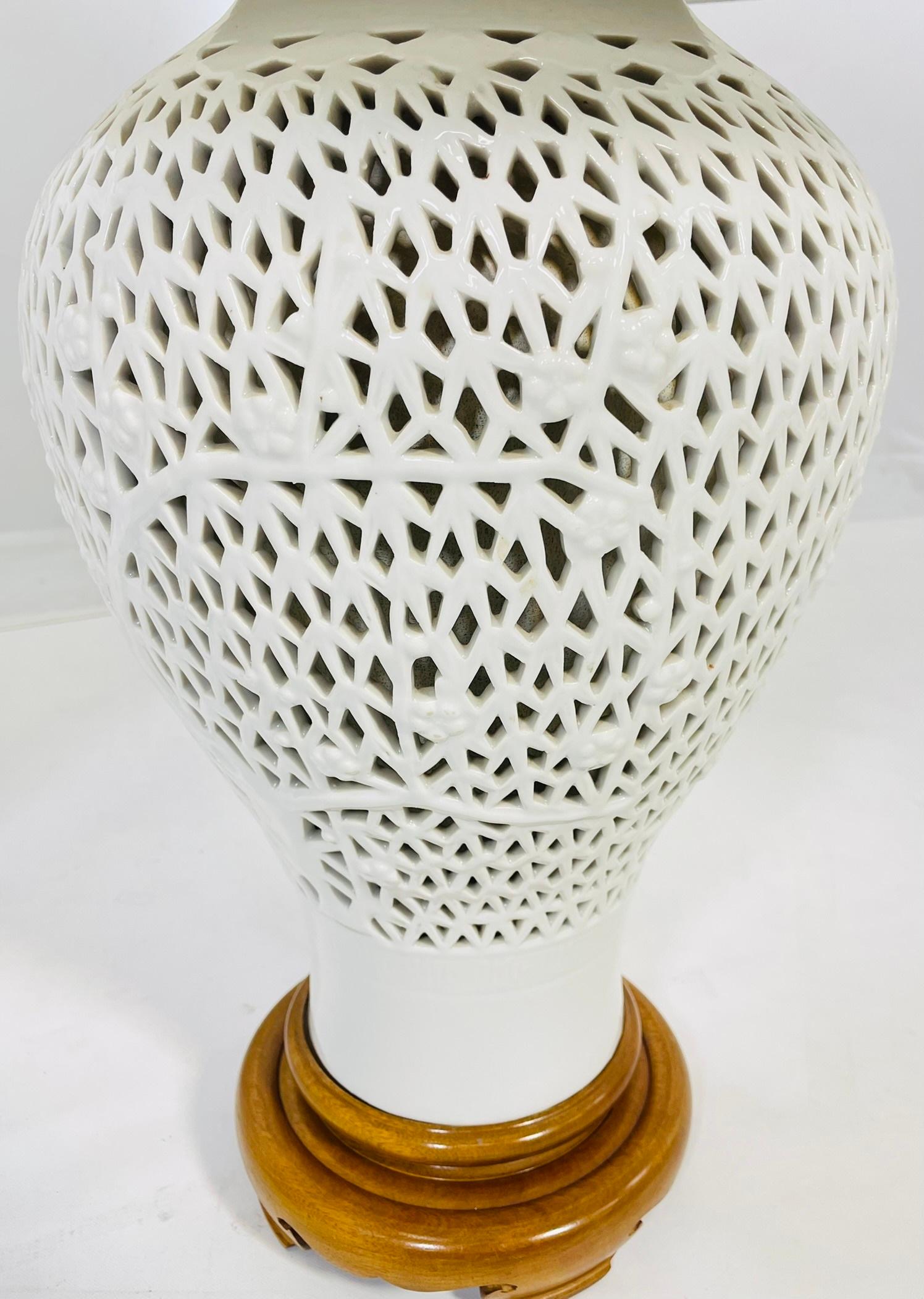 Coppia di lampade da tavolo in porcellana reticolata Blanc De Chine con fiori di ciliegio d'epoca In condizioni buone in vendita a Los Angeles, CA