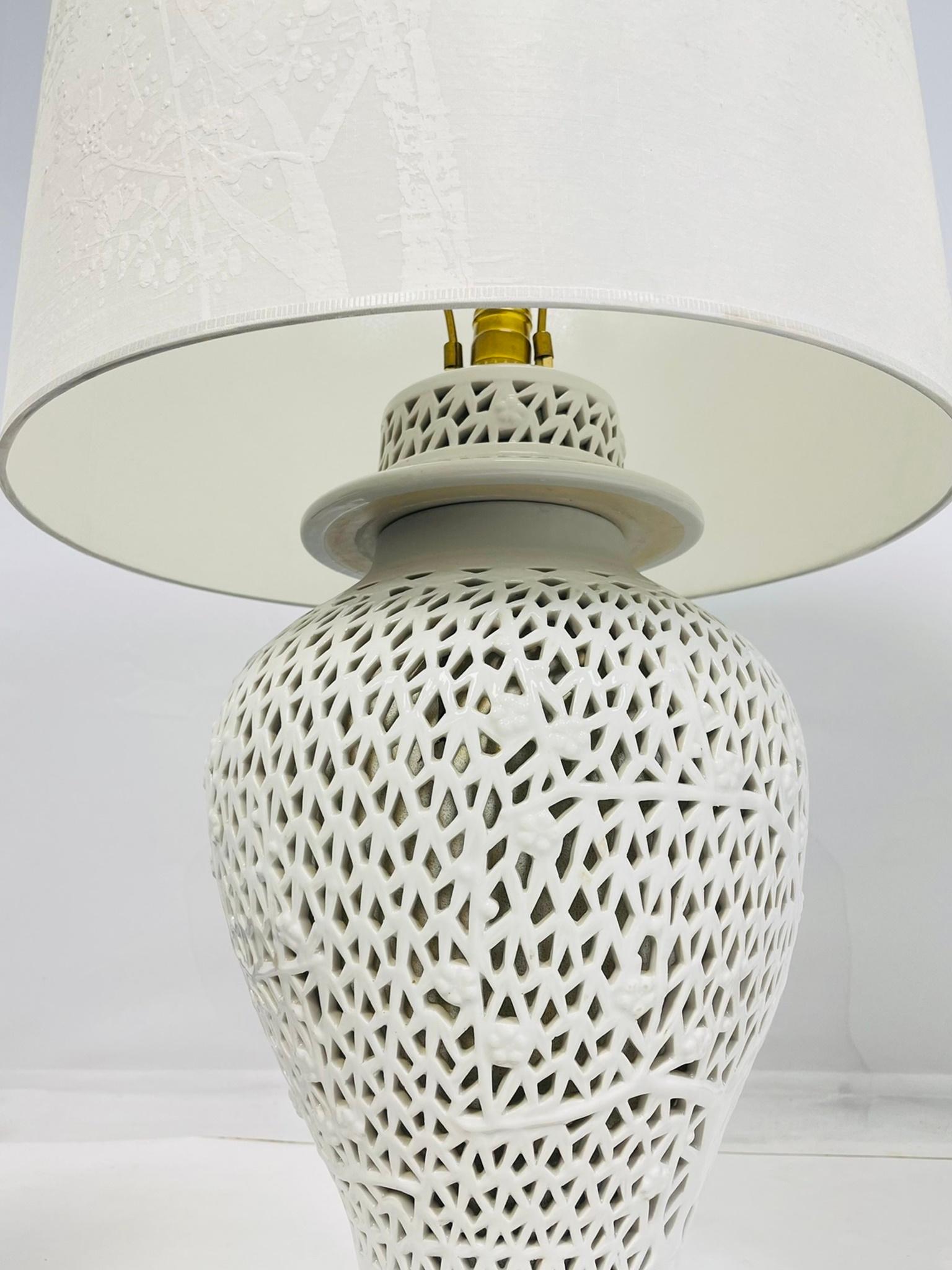 Metà XX secolo Coppia di lampade da tavolo in porcellana reticolata Blanc De Chine con fiori di ciliegio d'epoca in vendita