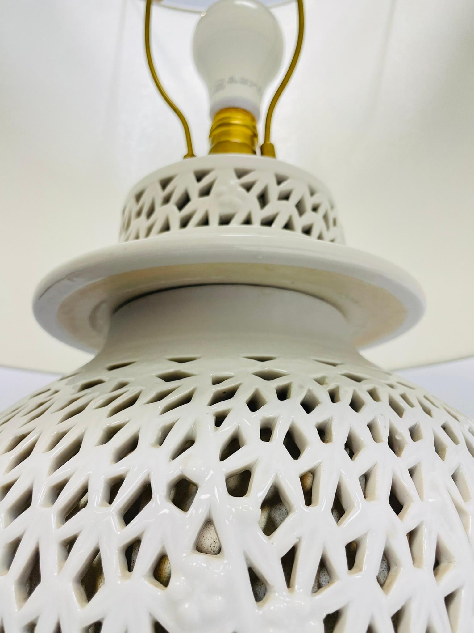 Porcellana Coppia di lampade da tavolo in porcellana reticolata Blanc De Chine con fiori di ciliegio d'epoca in vendita