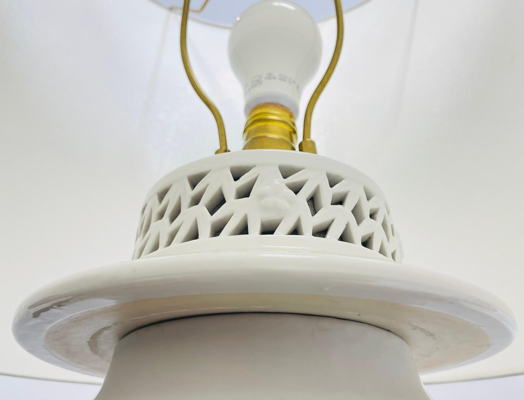 Coppia di lampade da tavolo in porcellana reticolata Blanc De Chine con fiori di ciliegio d'epoca in vendita 1