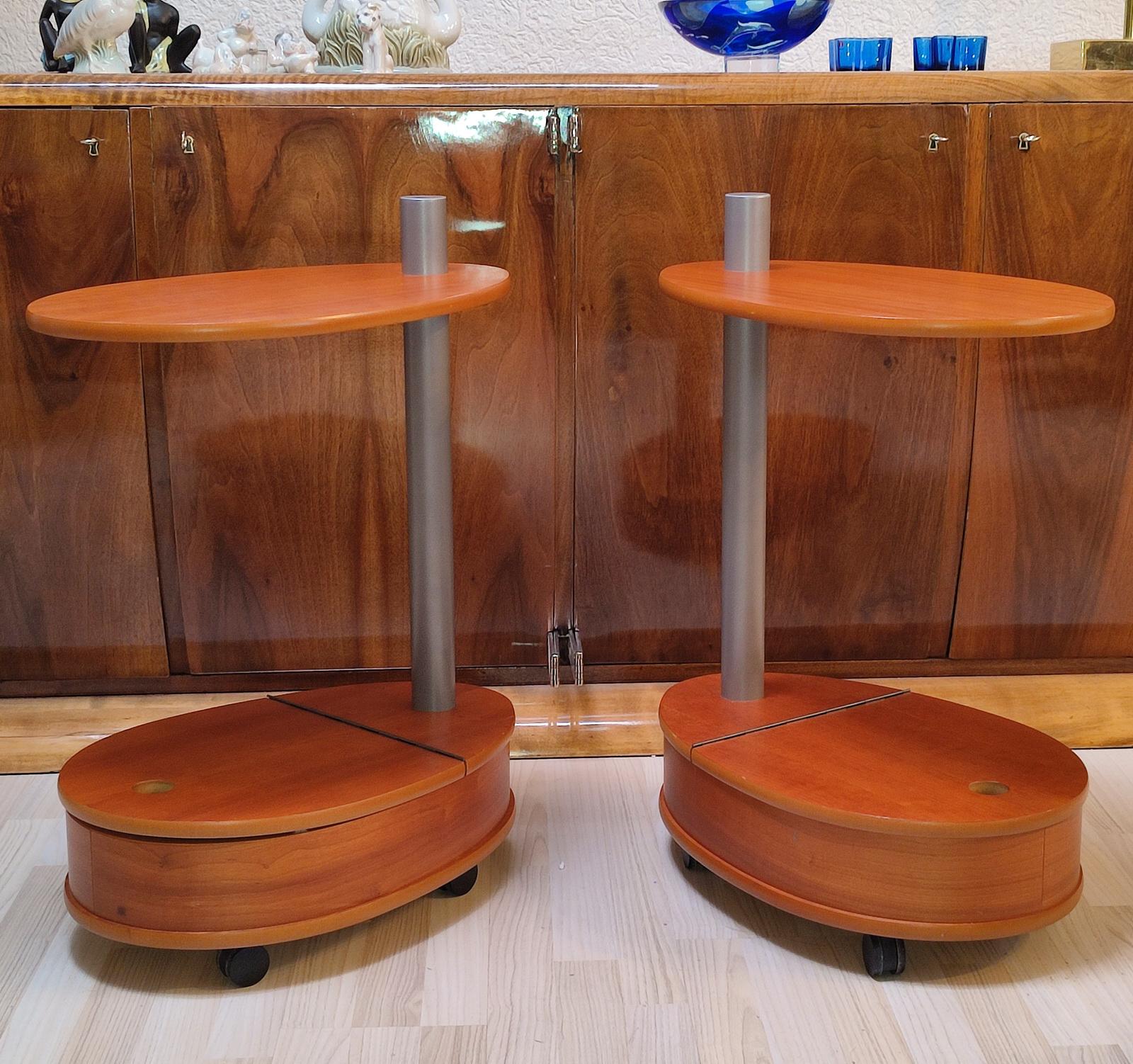 Paar Beistelltische aus Kirschholz auf Rollen im Vintage-Stil (Europäisch) im Angebot