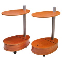 Paire de tables d'appoint vintage en bois de cerisier sur roulettes