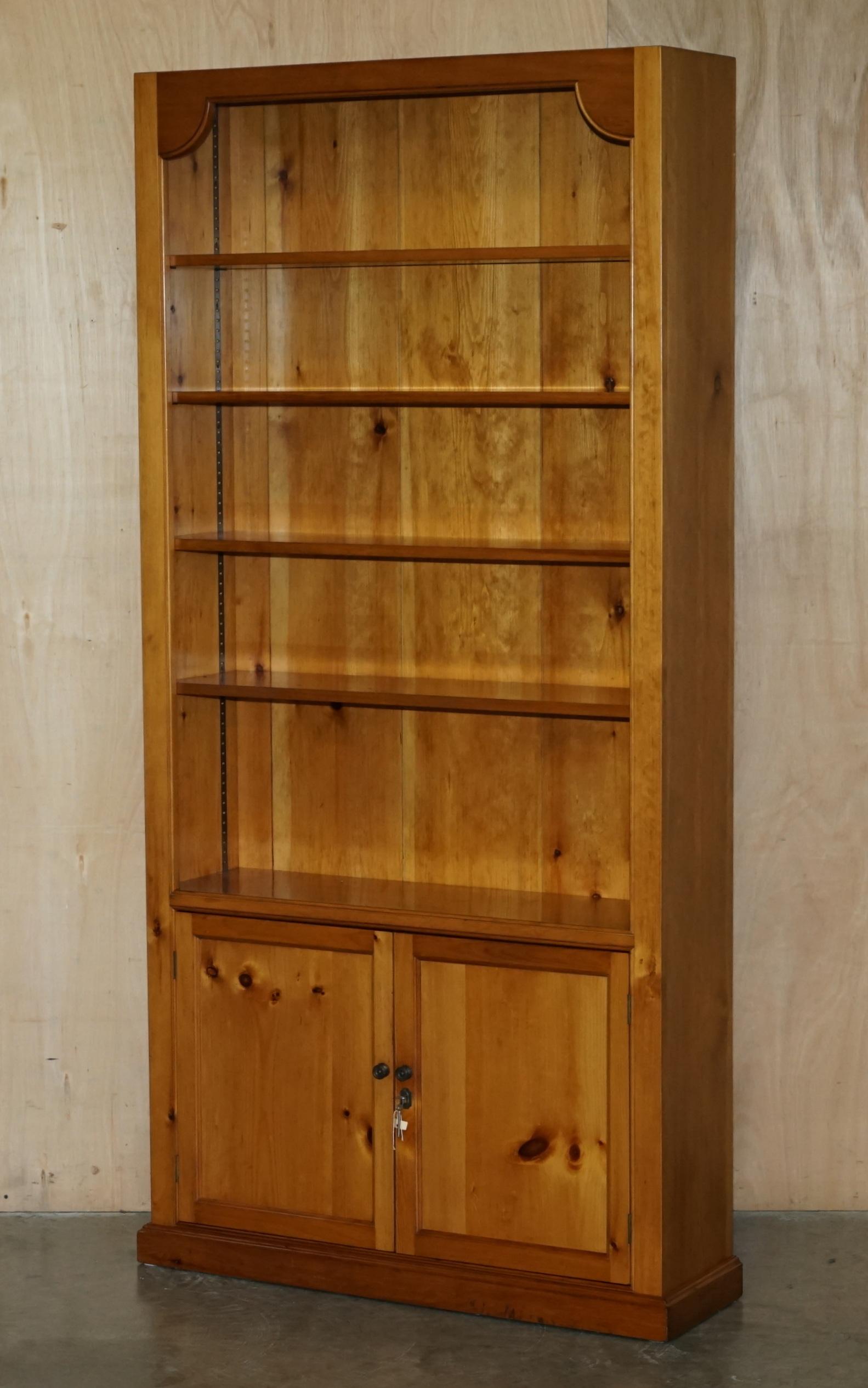 PAIR OF ViNTAGE CHERRYWOOD OPEN LIBRARY BOOKCASES WITH LOCKABLE CUPBOARD BASES For Sale 6