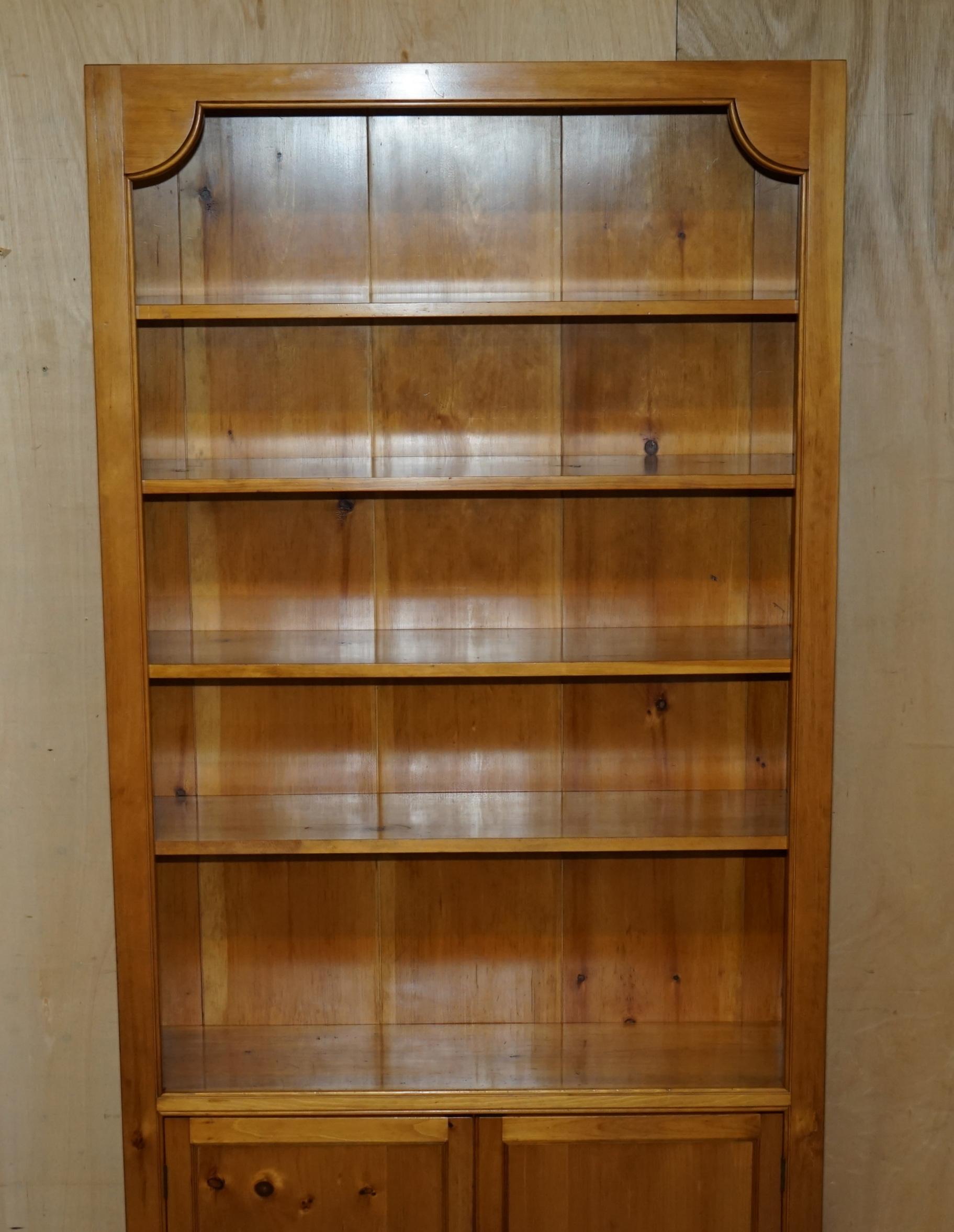 PAIR OF ViNTAGE CHERRYWOOD OPEN LIBRARY BOOKCASES WITH LOCKABLE CUPBOARD BASES For Sale 9