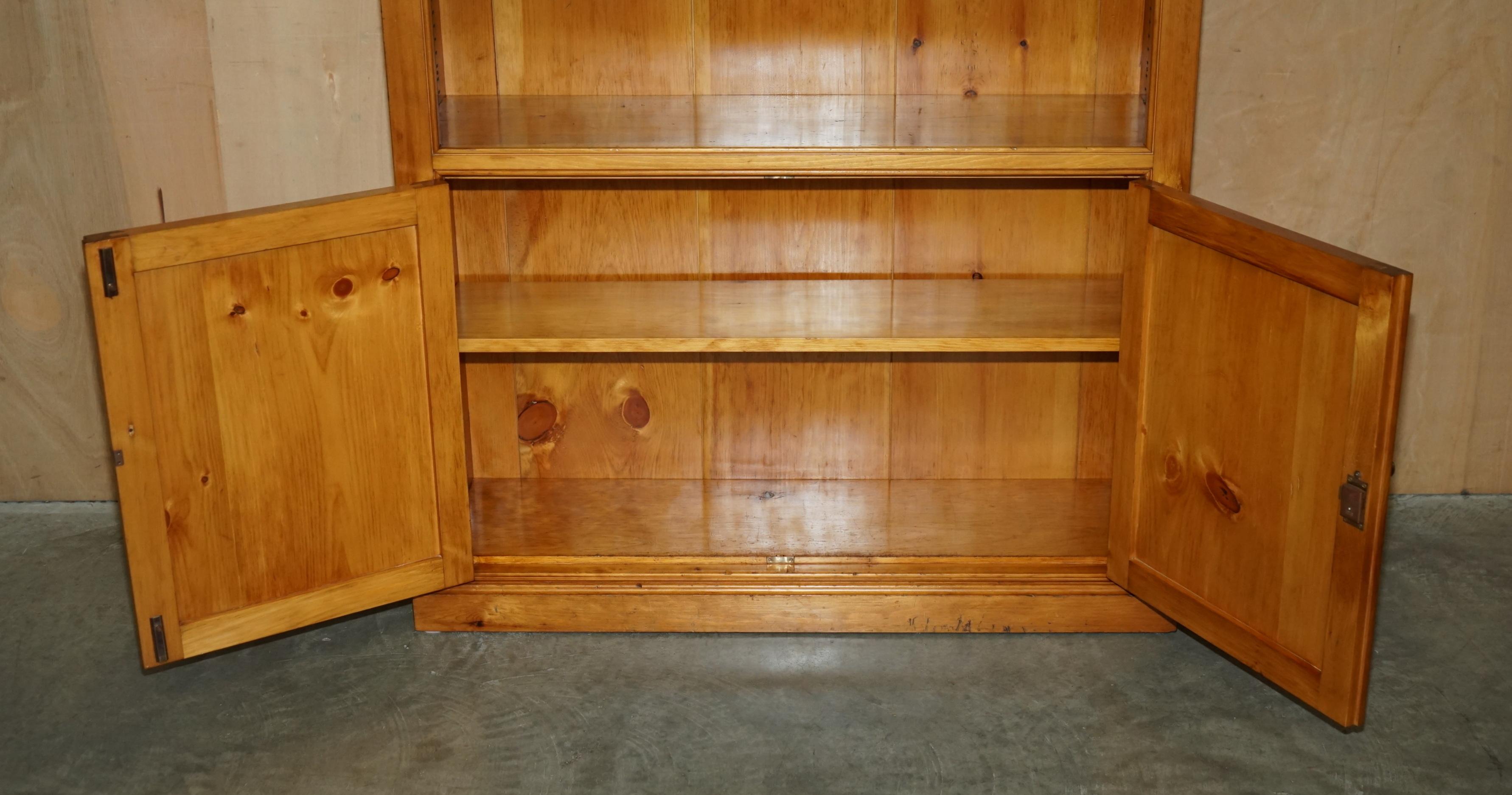 PAIR OF ViNTAGE CHERRYWOOD OPEN LIBRARY BOOKCASES WITH LOCKABLE CUPBOARD BASES For Sale 10