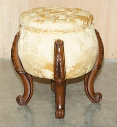 Paire de tabourets d'époque Chesterfield en tissu fleuri avec armature sculptée