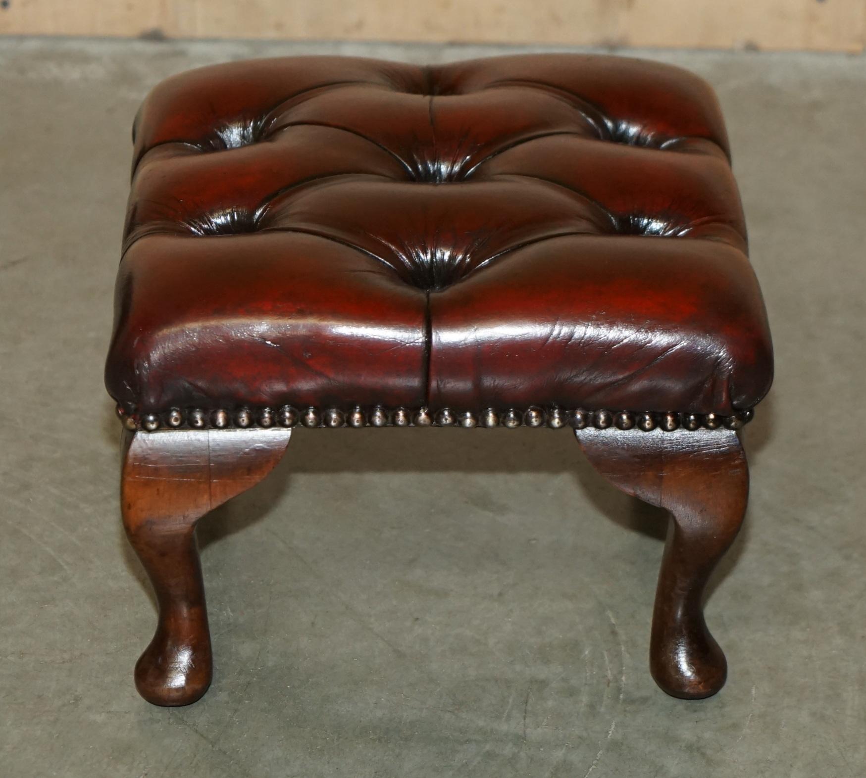 par de taburetes antiguos de piel de becerro con respaldo en forma de ala de chesterfield tapizados en venta 2