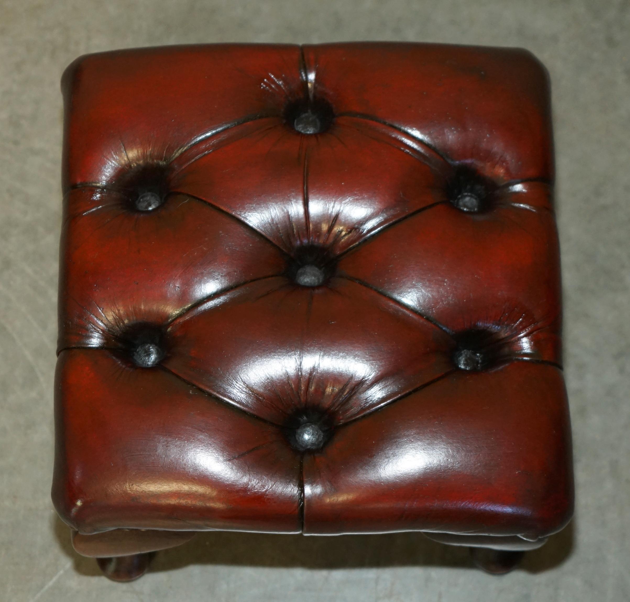 par de taburetes antiguos de piel de becerro con respaldo en forma de ala de chesterfield tapizados en venta 3