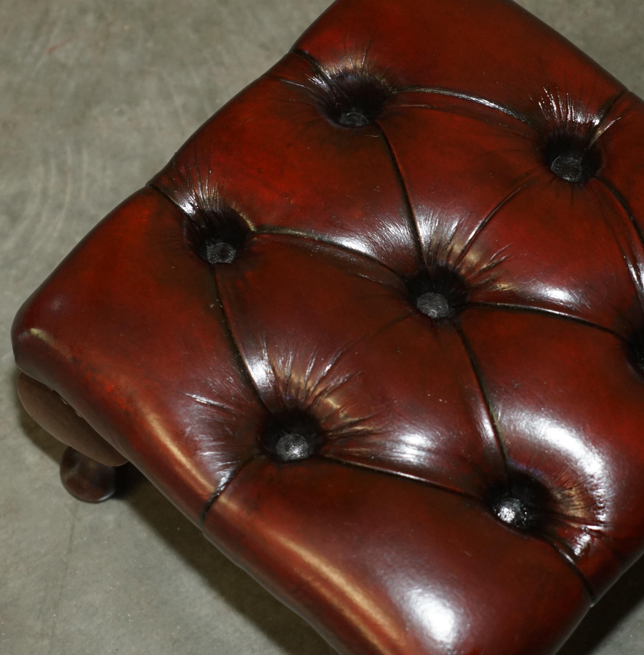 par de taburetes antiguos de piel de becerro con respaldo en forma de ala de chesterfield tapizados en venta 4