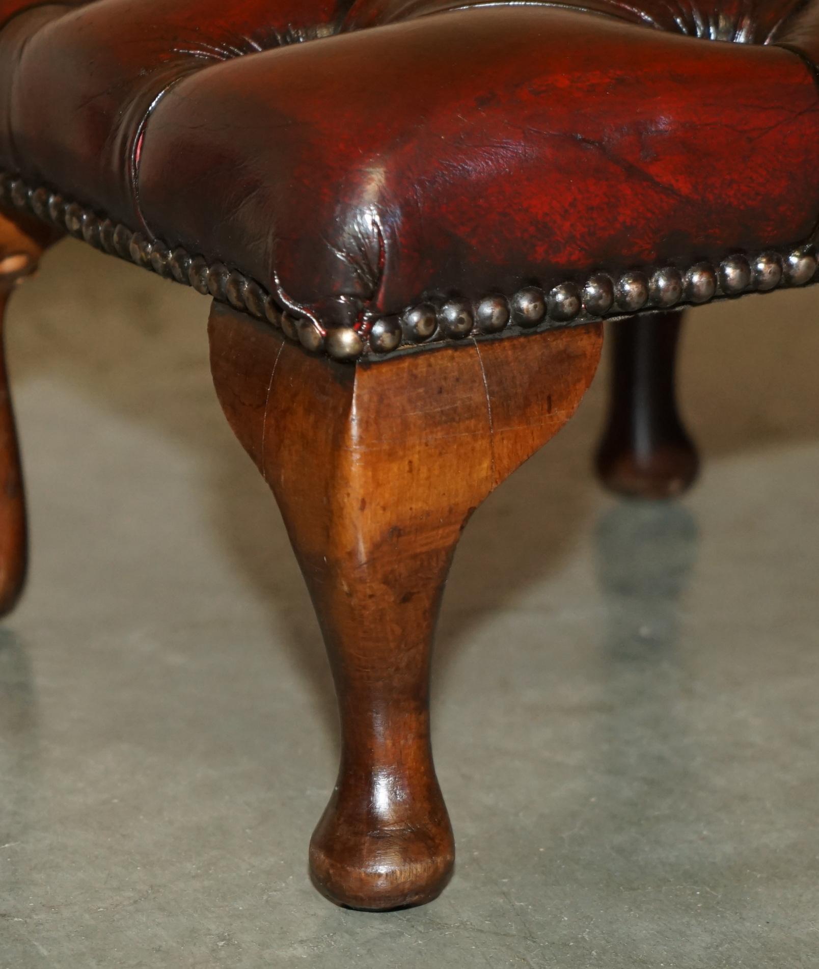 par de taburetes antiguos de piel de becerro con respaldo en forma de ala de chesterfield tapizados en venta 5