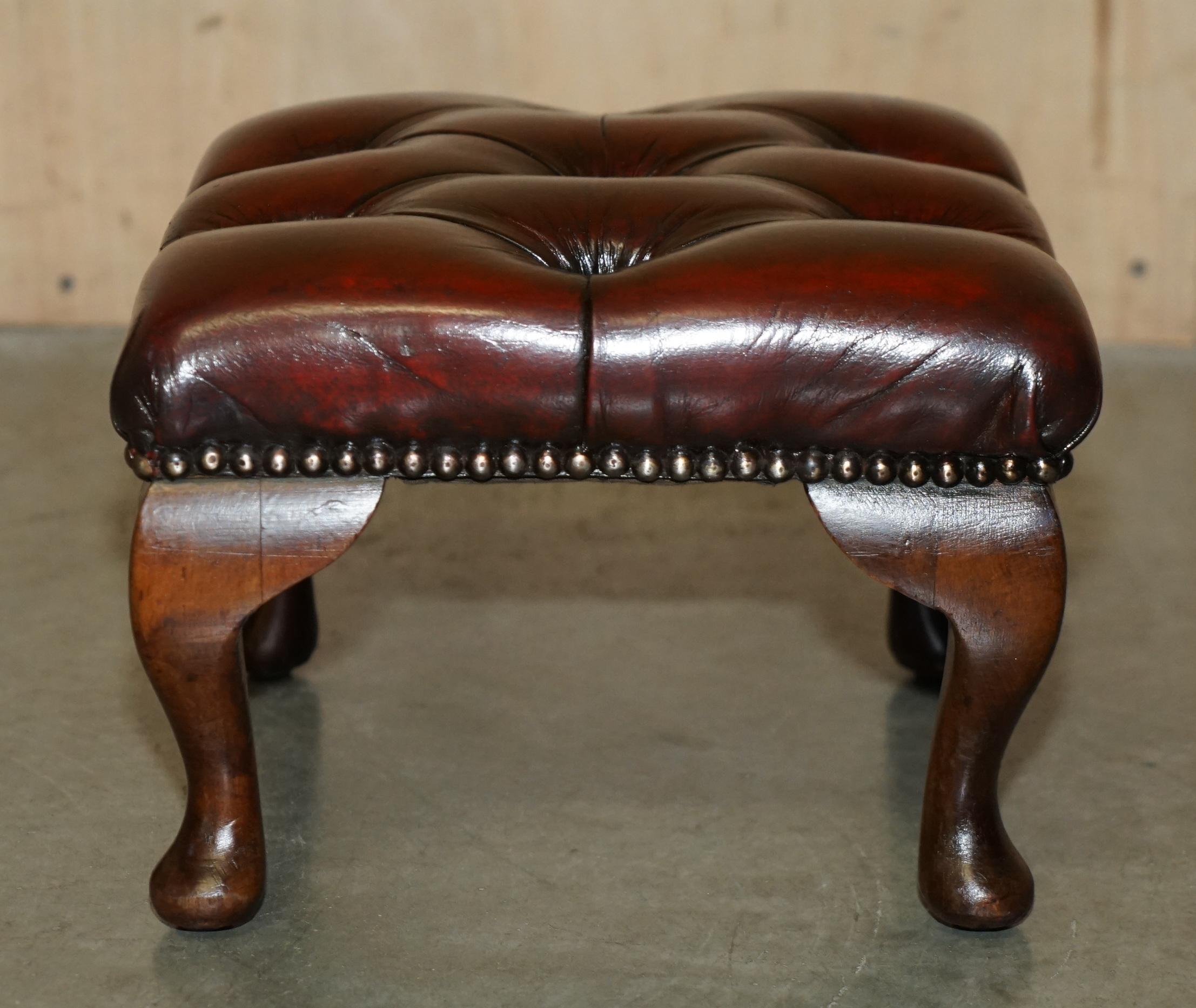 par de taburetes antiguos de piel de becerro con respaldo en forma de ala de chesterfield tapizados en venta 6