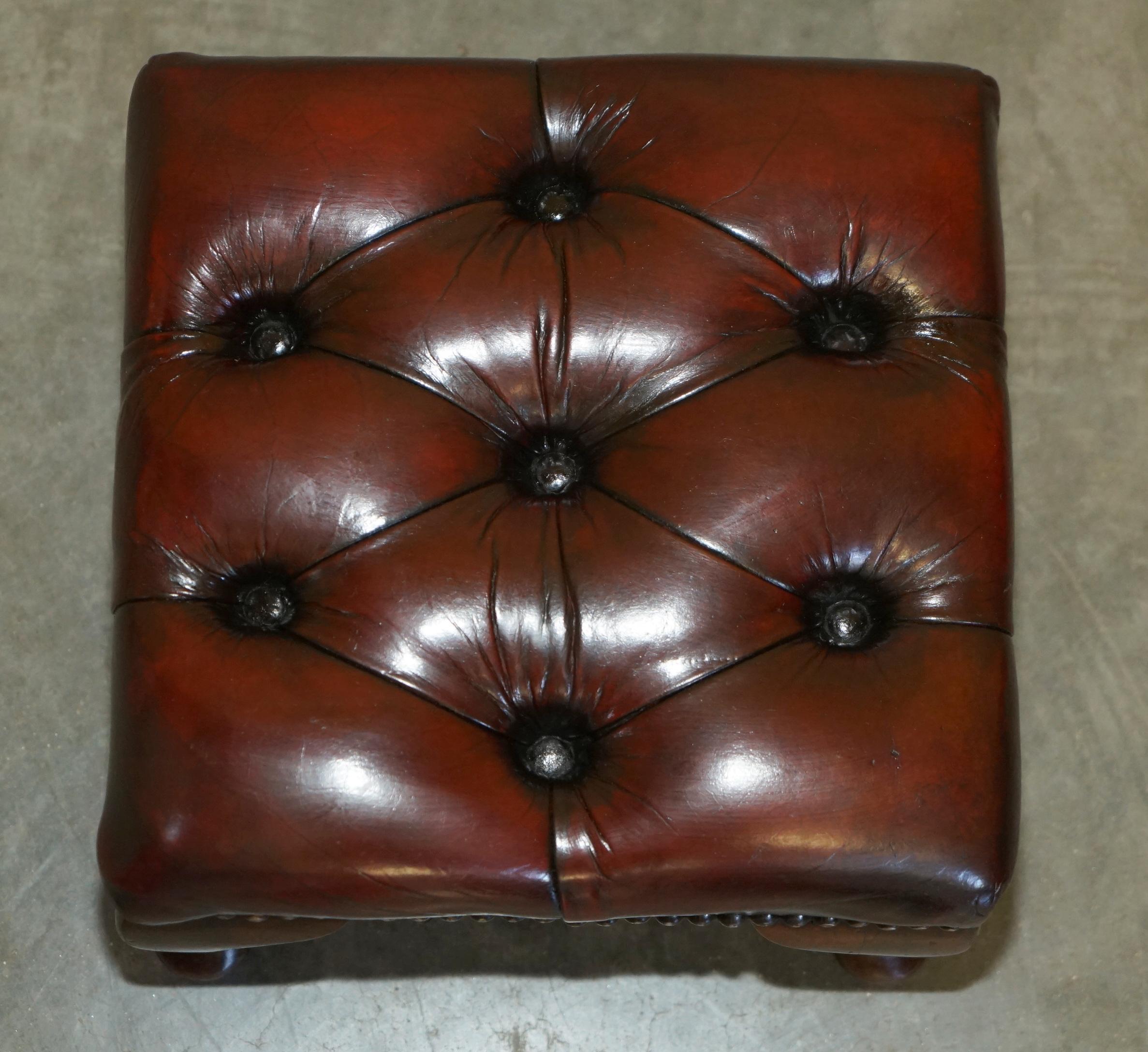 par de taburetes antiguos de piel de becerro con respaldo en forma de ala de chesterfield tapizados Inglés en venta