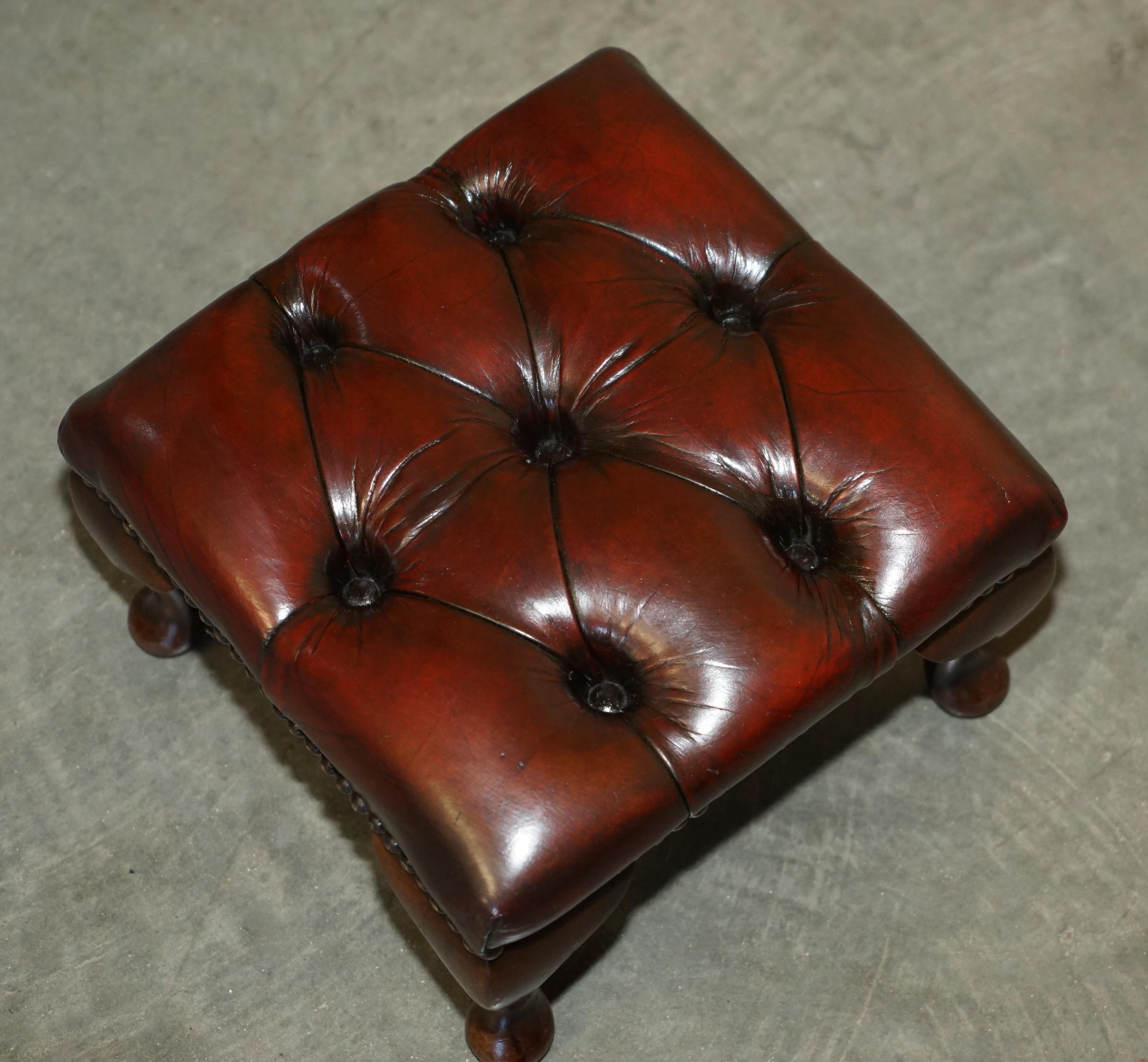 par de taburetes antiguos de piel de becerro con respaldo en forma de ala de chesterfield tapizados Hecho a mano en venta