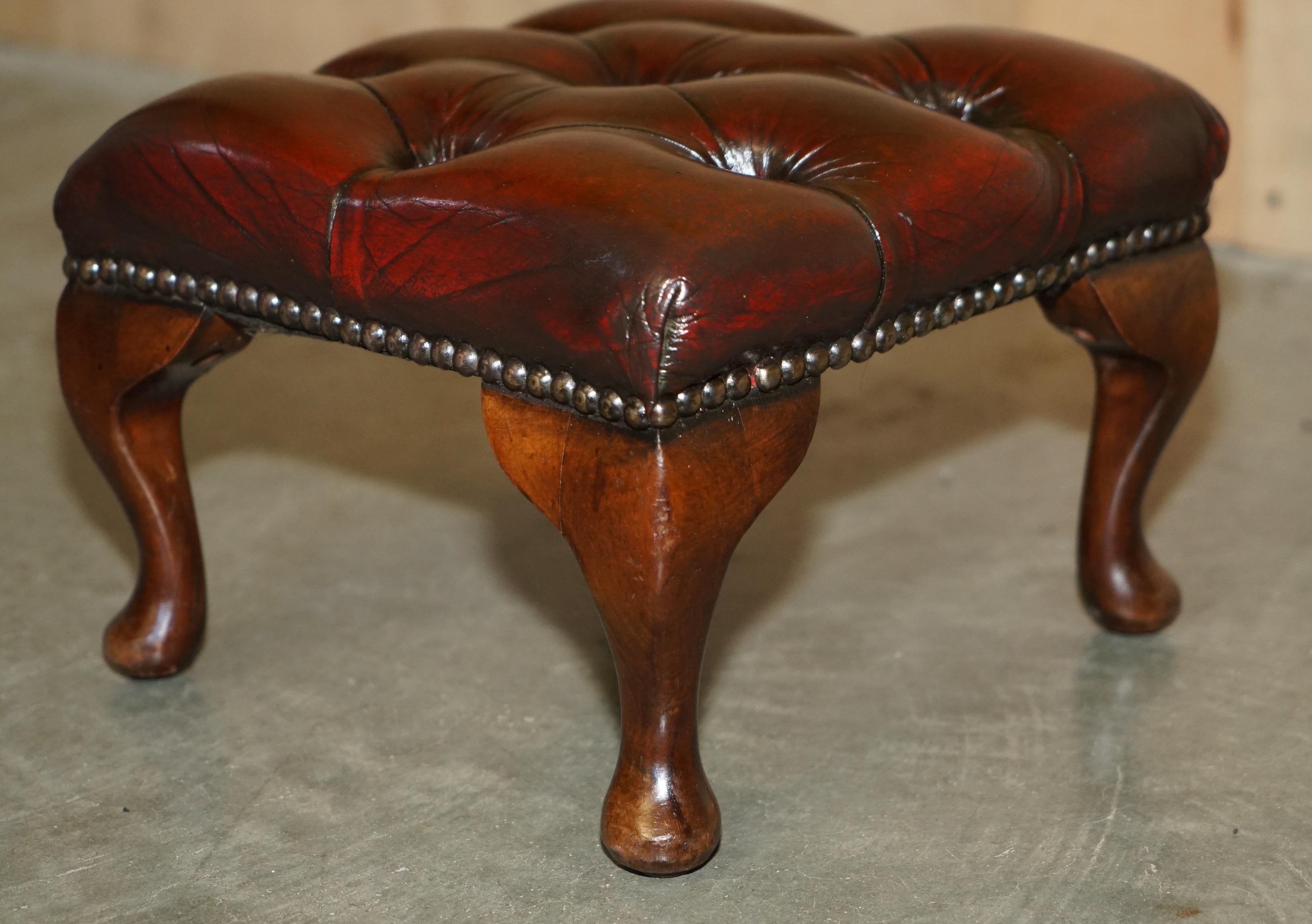 par de taburetes antiguos de piel de becerro con respaldo en forma de ala de chesterfield tapizados en Bueno estado para la venta en West Sussex, Pulborough