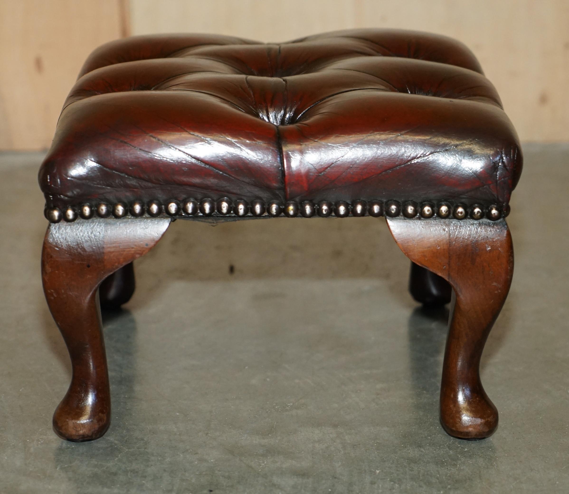 par de taburetes antiguos de piel de becerro con respaldo en forma de ala de chesterfield tapizados principios del siglo XX en venta