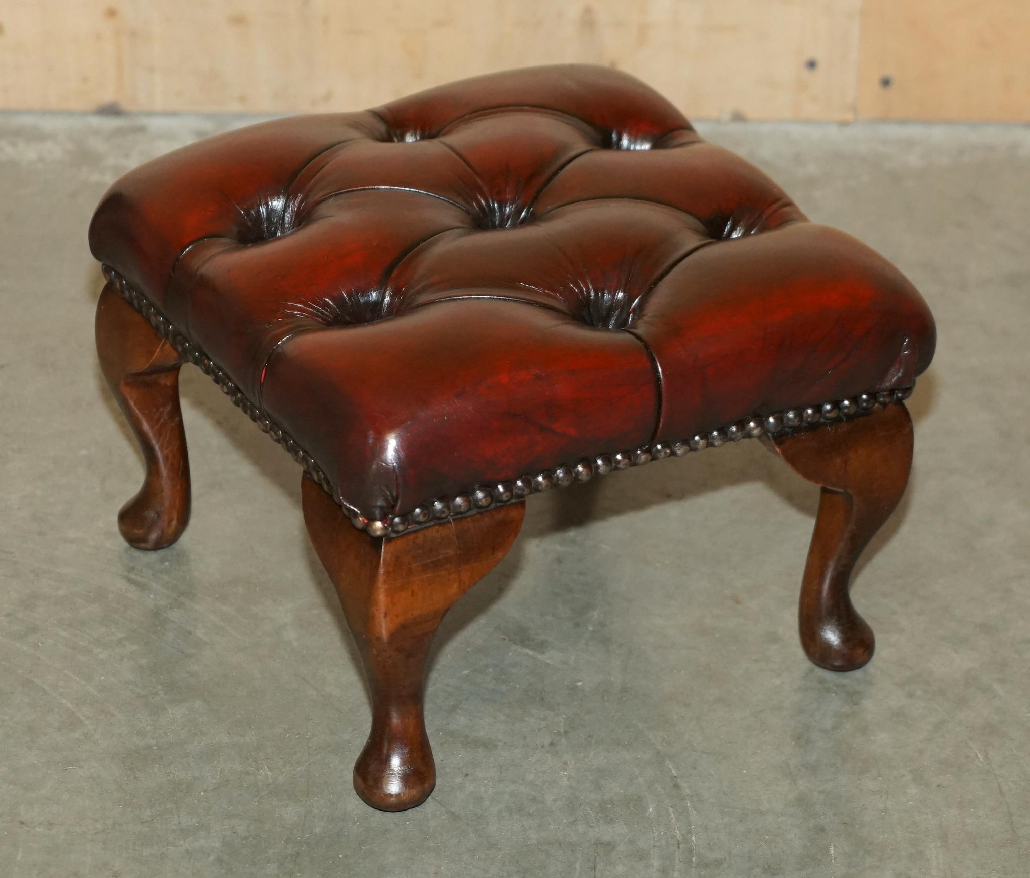 par de taburetes antiguos de piel de becerro con respaldo en forma de ala de chesterfield tapizados en venta 1