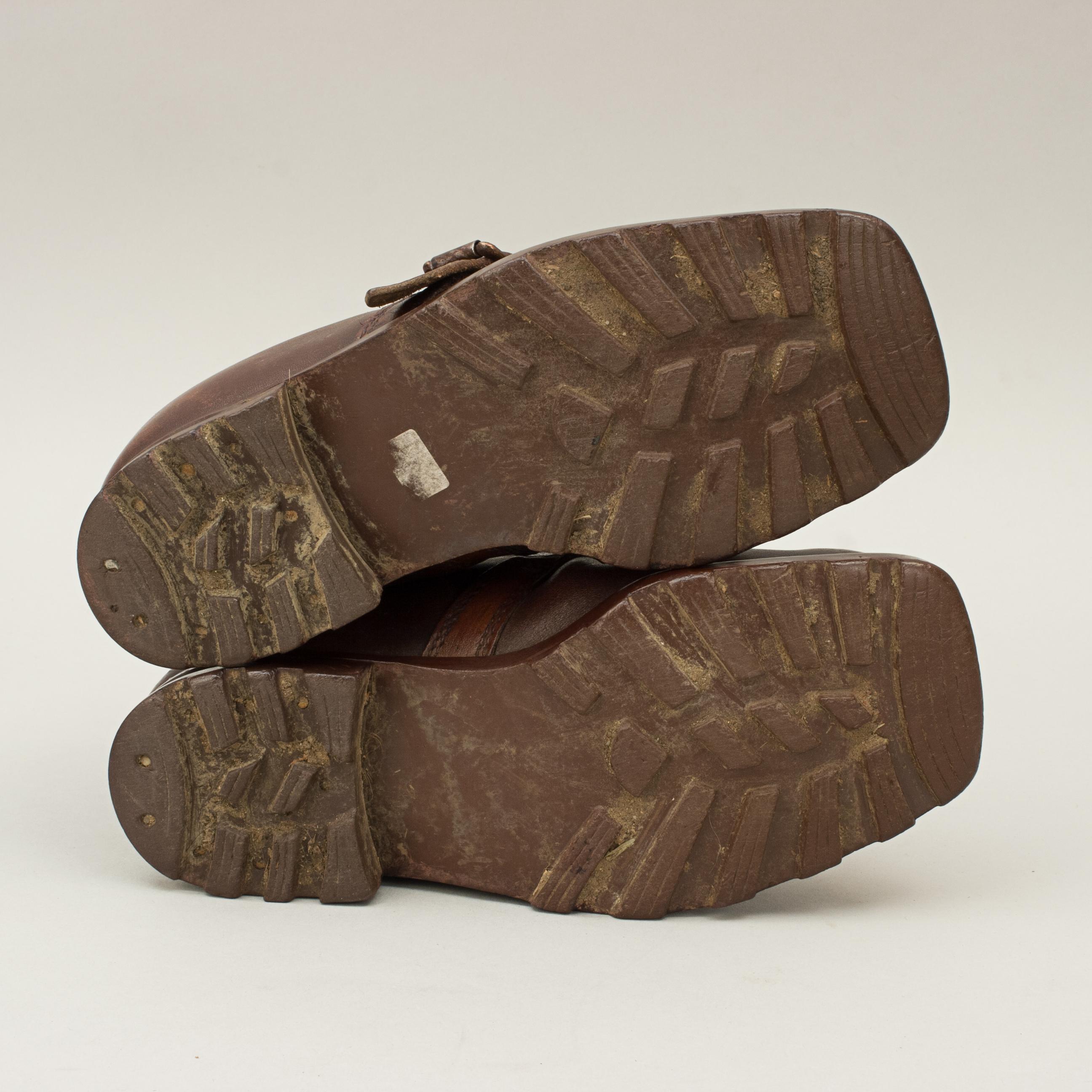 Paar Vintage-Ski-Stiefel für Kinder aus Leder, Wasserdicht im Angebot 7