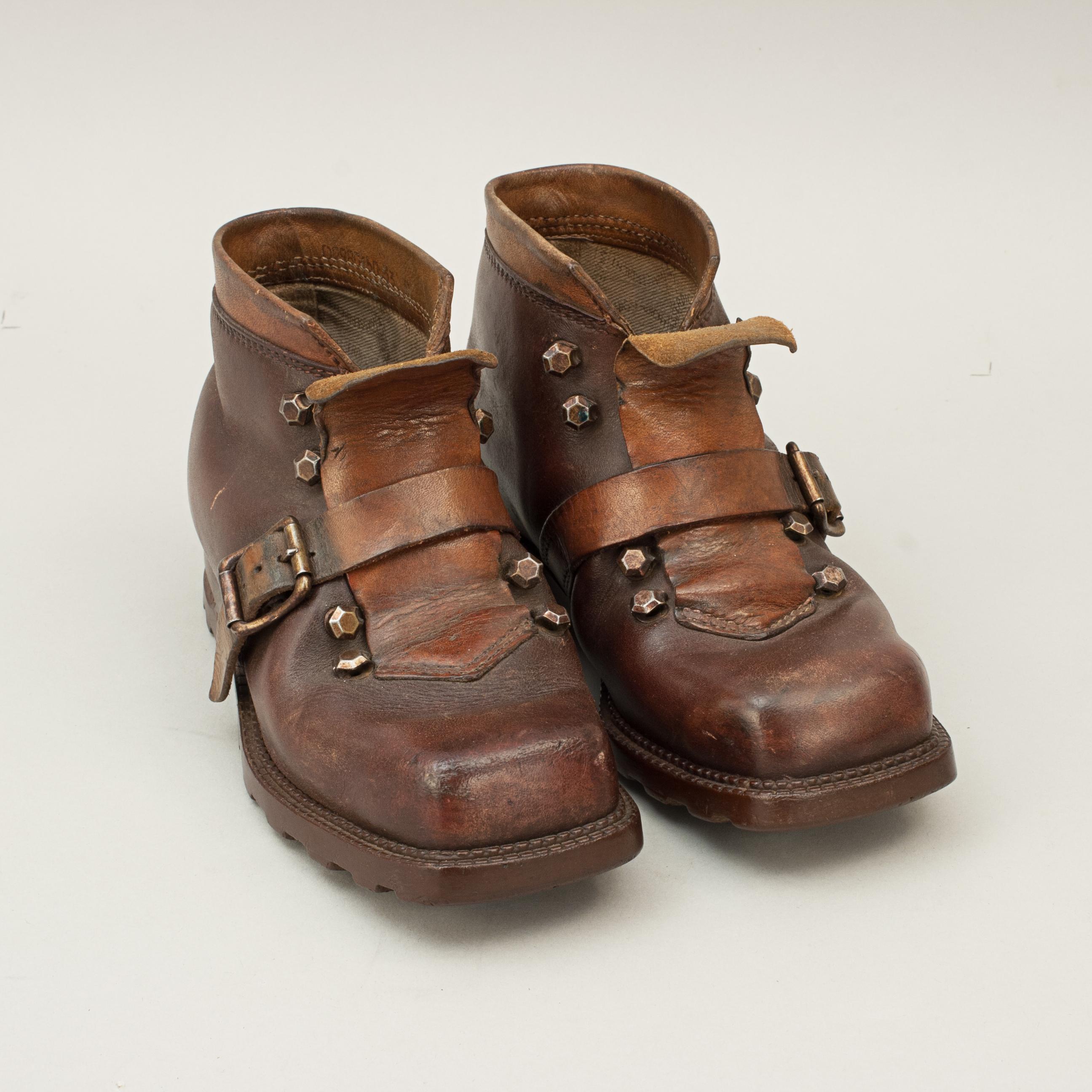 Pair of Vintage Children's Ski Boots in Leather, Wasserdicht For Sale 5