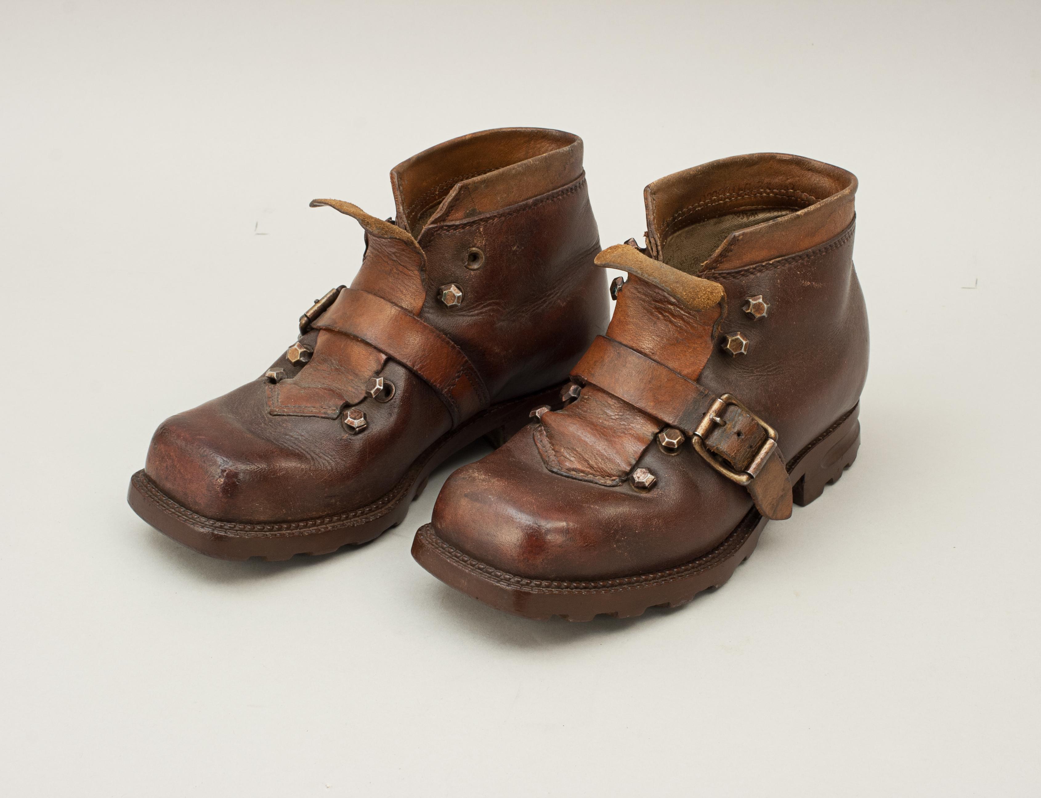 Chaussures de ski en cuir imperméable pour enfant.
Une paire de chaussures de ski allemandes à bout carré pour enfants. Le cuir marron des bottes est en excellent état, la matière intérieure légèrement effilochée au niveau du talon. Le matériau est