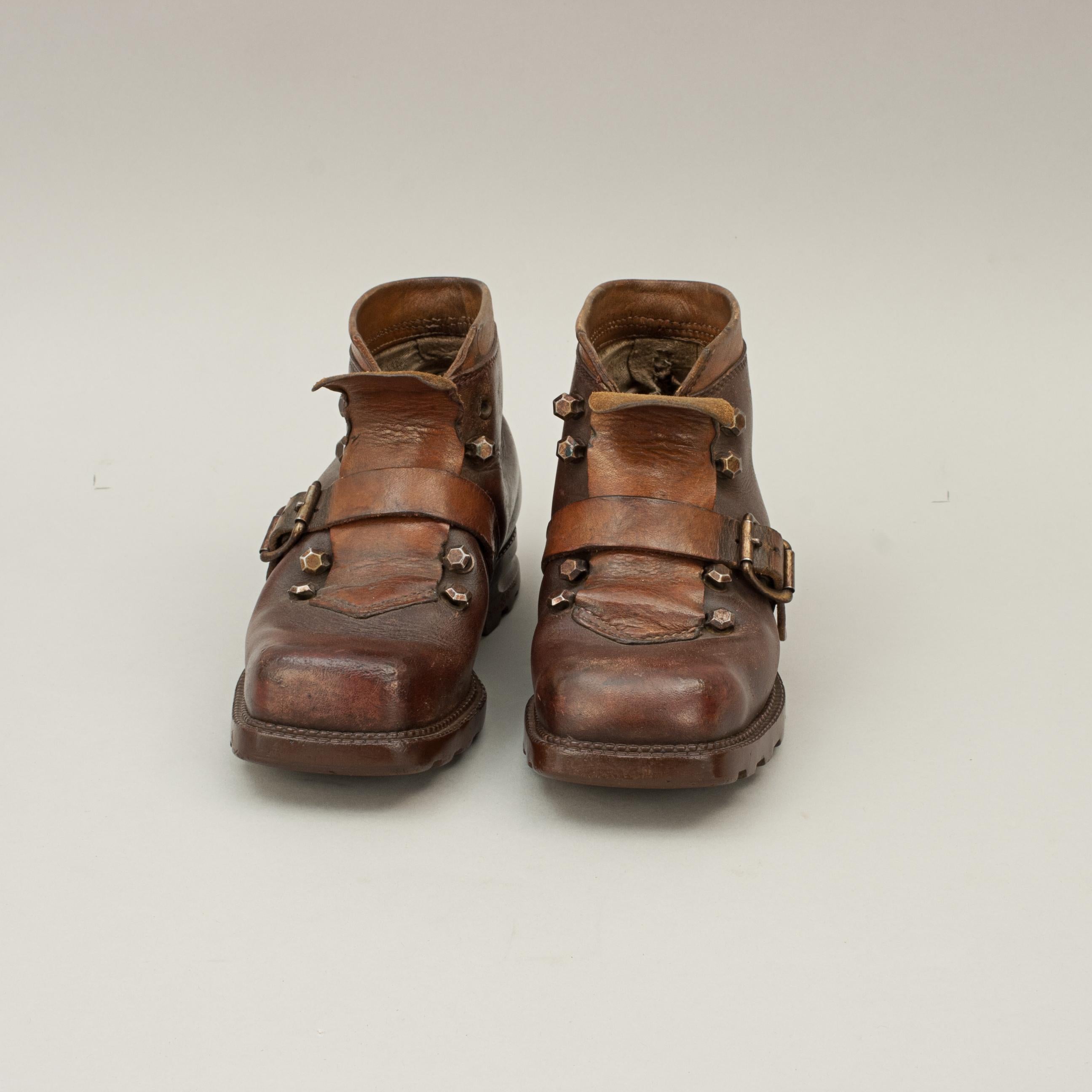 German Pair of Vintage Children's Ski Boots in Leather, Wasserdicht For Sale