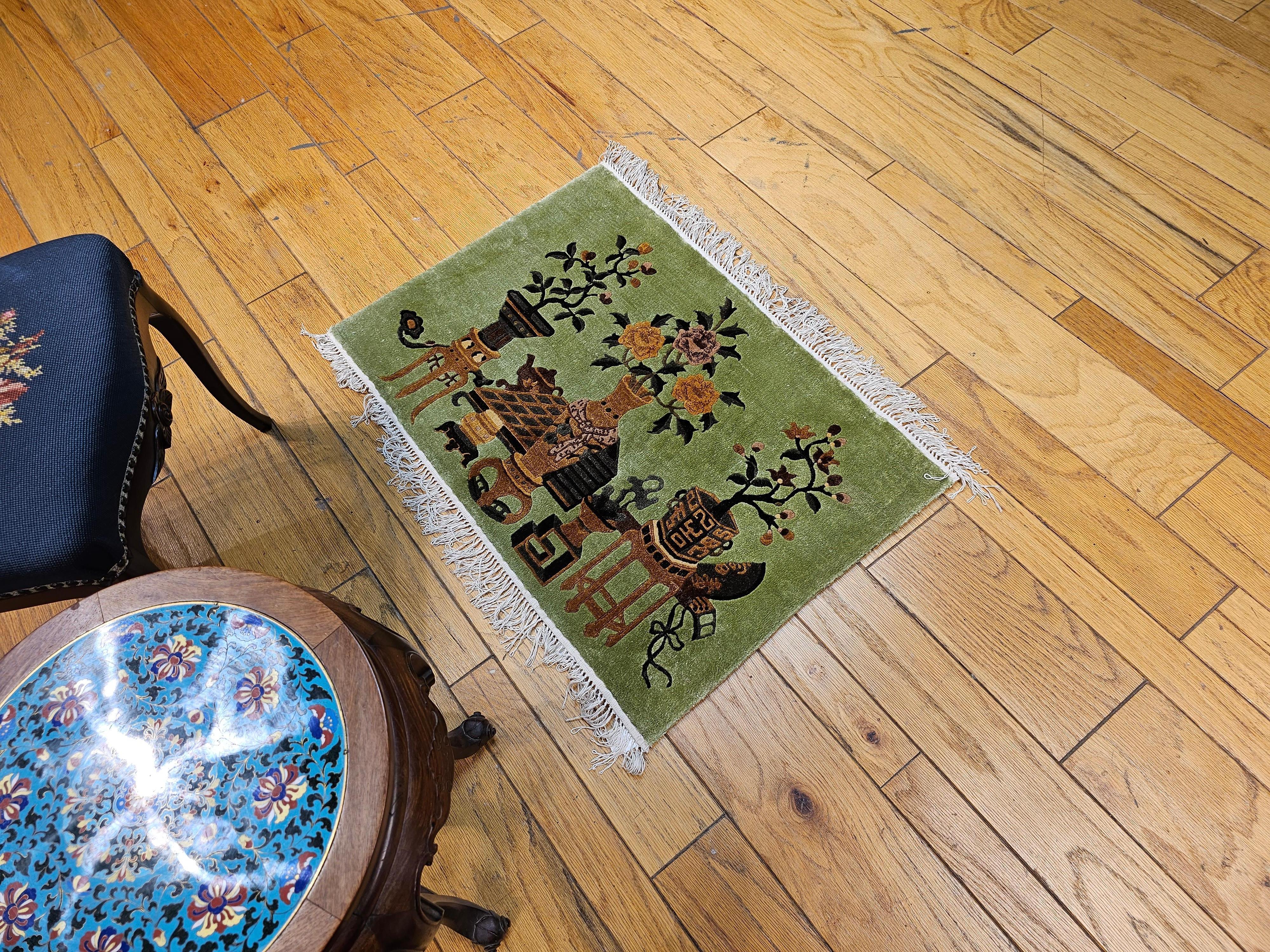 Paire de tapis graphiques chinois Art Déco vintage en soie avec motif de vase en vente 5