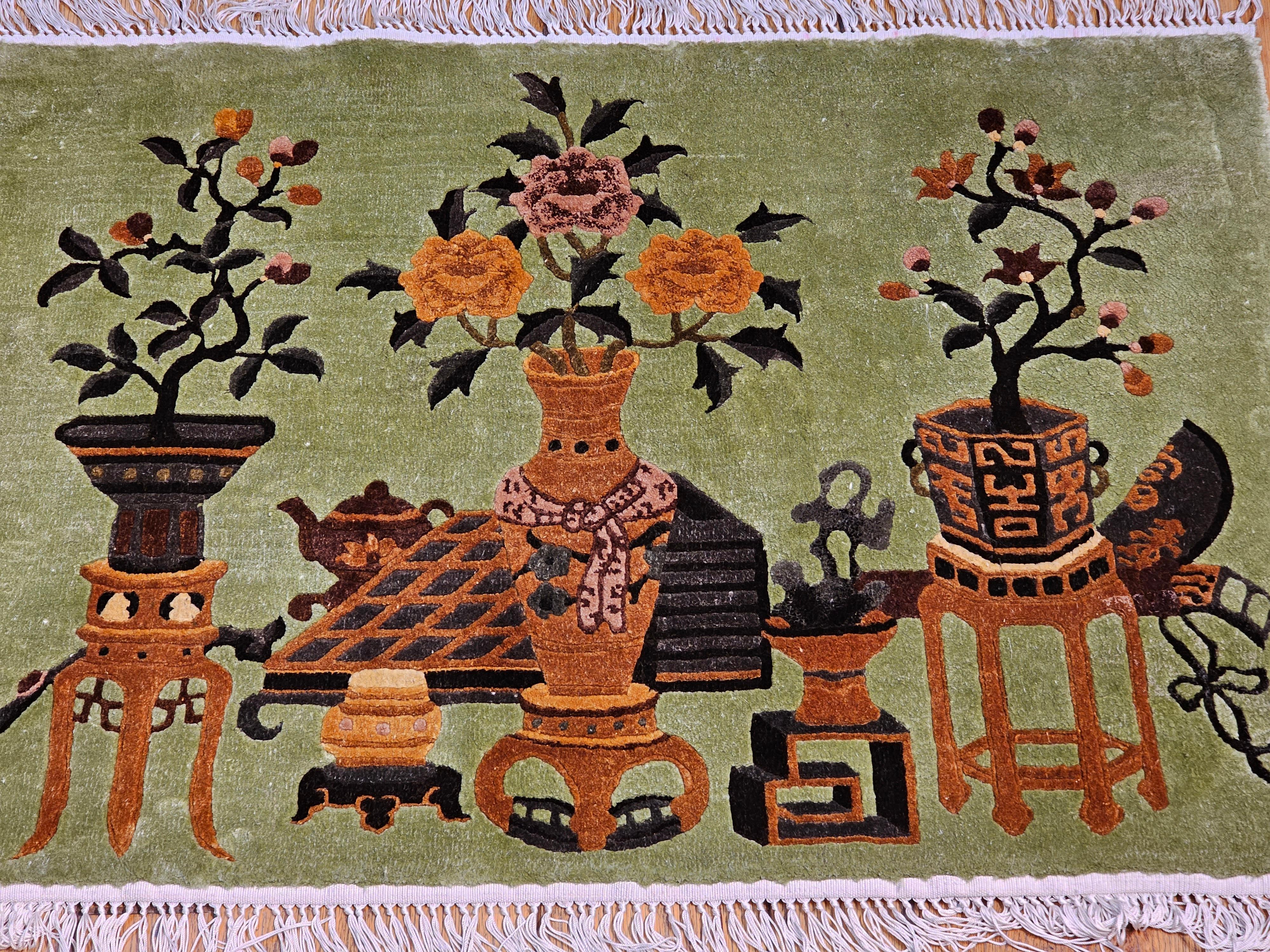 Chinois Paire de tapis graphiques chinois Art Déco vintage en soie avec motif de vase en vente